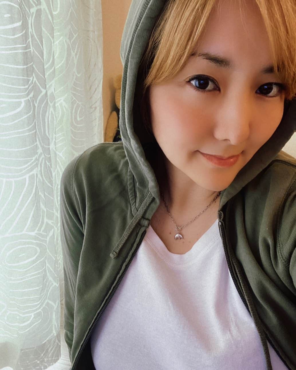 希良梨のインスタグラム：「Good morning Monday 🌹🌹🌹  窓開けて寝たら、起きたら肌寒かったぁ。 SKY学校へ送り出したら まったりIG LIVEやろうかなぁと。  今日も一日良い始まりにしよ！ お時間がある方はよかったらどうぞ❤︎ (苦手だけど、頑張るww )  早安！  昨晚開著窗戶睡覺、早晨氣溫還會一點冷呢。   待會兒 把SKY送去上課後 挑戰IG直播唷  如果有時間，一起來聊聊天吧～  祝大家美好的一天★  #早安 #goodmorning  #instagram  #live   #love #japan #like4like #simple #nature #taiwan #momlife #followforfollow #follow4follow #kirari #希良梨 #アニメ好きな人と繋がりたい #漫画好きな人と繋がりたい」