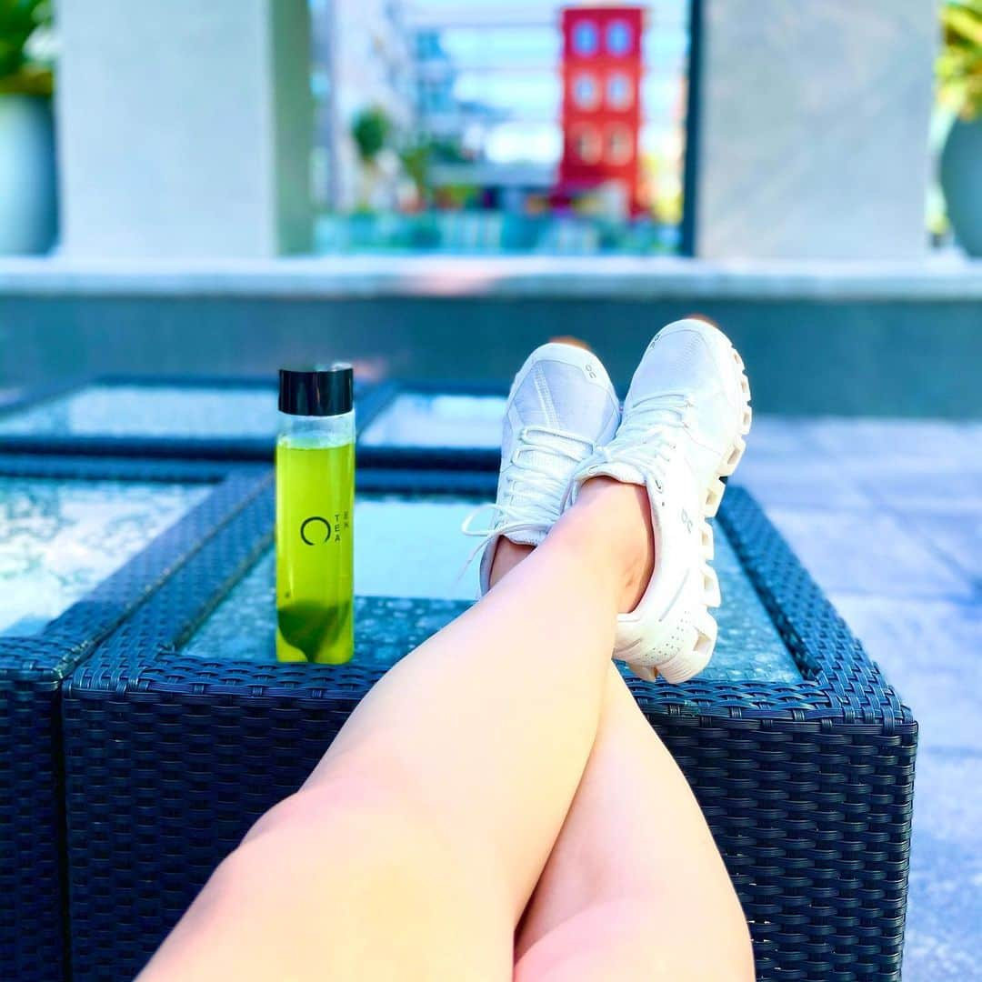 村主章枝さんのインスタグラム写真 - (村主章枝Instagram)「Chilling after the training. Refreshing with my green tea👍🏻 I got new shoes and love this so much💗💗💗 So light and flexible. @on_running  This green tea @en.tea is so easy as well.  You just need to pour water.」5月24日 8時21分 - fumie.suguri