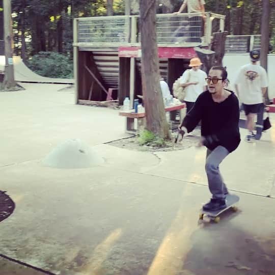 井上幸太郎のインスタグラム：「日曜の昼下がり☀️  おっさんSK8er   下手の横好き。。。  横が好き？ ある意味勿論エロい意味でも横が好きだ Σ(΄◉◞౪◟◉｀)」