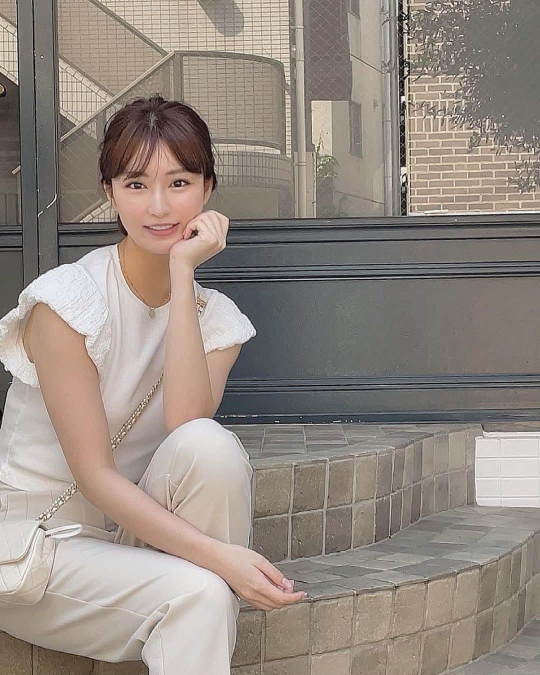 のインスタグラム：「皆様こんばんは 最近こんばんはが多いのは、ずはりその通りです。 体内時計が夜型になってきているからですね。  このとてもアップで撮られた写真は娘が撮ってくれた写真です。 娘は本当に優しくて、明るくて、賢くて、ちょっと照れ屋で、チャーミングな子。本当にカワイイです。神様は子孫を残すという工程をよく、作りましたよね。自分の分身と言いますが、そんなことはなく、自分とは全然違う生き物なので、仕事の時と同じく軽い気持ちでアドバイスや言葉を伝えないようにしています。家族といる時は常にオフでうっかり、思ったことを言ってしまう時もありますが、ちゃんと考え直して話します。ちゃんと想いが伝わっているといいなぁ💭  This very close-up photo was taken by my daughter. My daughter is really kind, cheerful, smart, a little shy, and charming. It's really cute. God often created the process of leaving offspring. It's called my alter ego, but that's not the case, and since it's a creature that's completely different from me, I try not to give advice or words with the same light feelings as when I'm at work. When I'm with my family, I'm always off and sometimes I inadvertently say what I think, but I think again and talk. I hope you can convey your feelings 💭  #子供 #ママ #母親 #難しい #子育て #宇宙人 #表参道 #南青山 #エステ #痩身エステ #美肌 #ニキビ #ダイエット #むくみ #経営 #chanel #vancleefarpels #東京 #港区 #札幌 #大通り #北海道 #すすきの #狸小路」