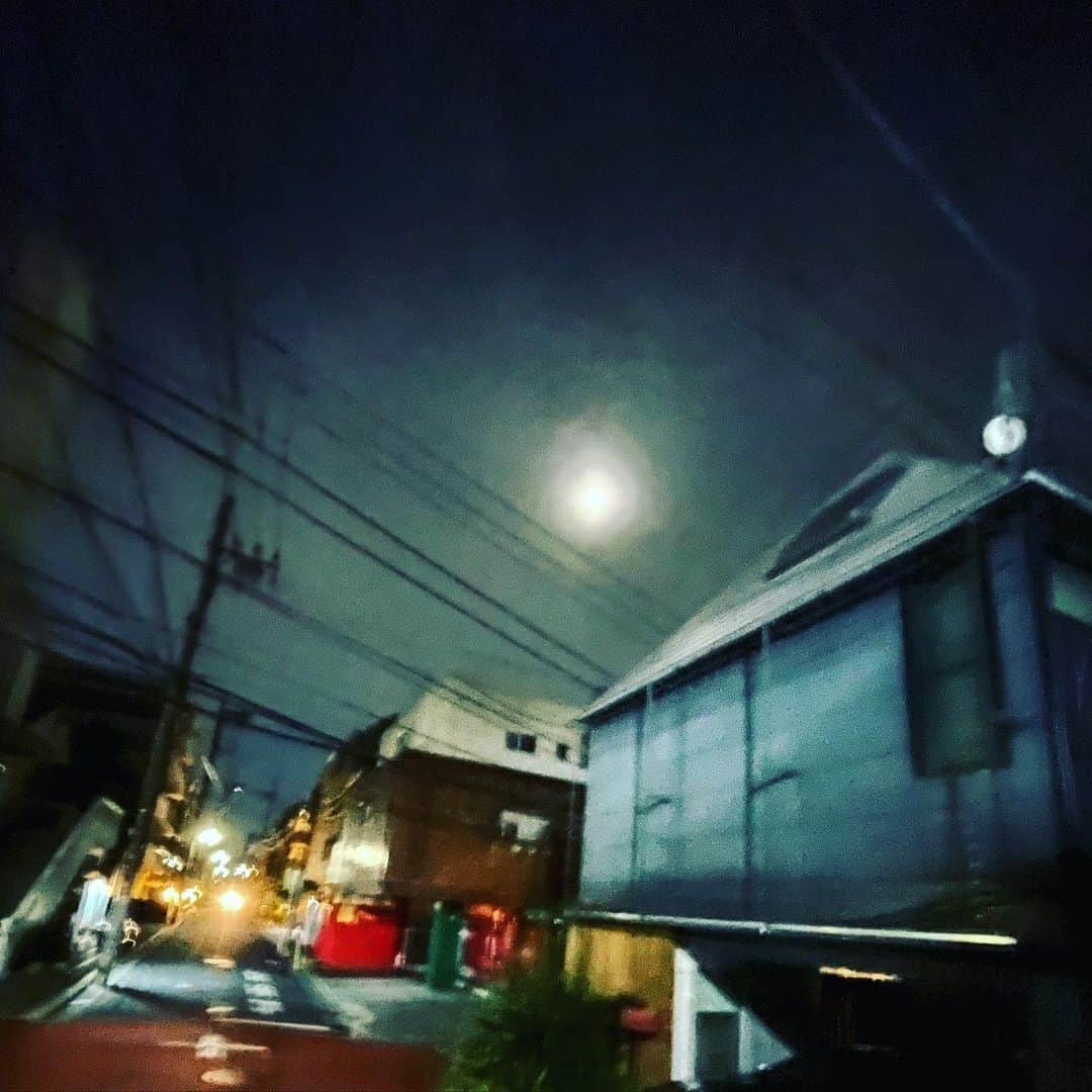 松田岳二さんのインスタグラム写真 - (松田岳二Instagram)「ひっさしぶりにお月さま出たね。 梅雨間近の晴れ間  #regardelalumiere  #つきかけ」5月24日 0時09分 - cbsmgrfc