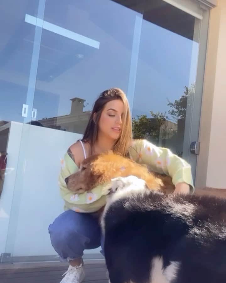 Bruna Unzuetaのインスタグラム：「Essa é a vida de quem tem pet 🤭😅 assista até o final pra vcs entenderemmmm.... kkkkkkk」
