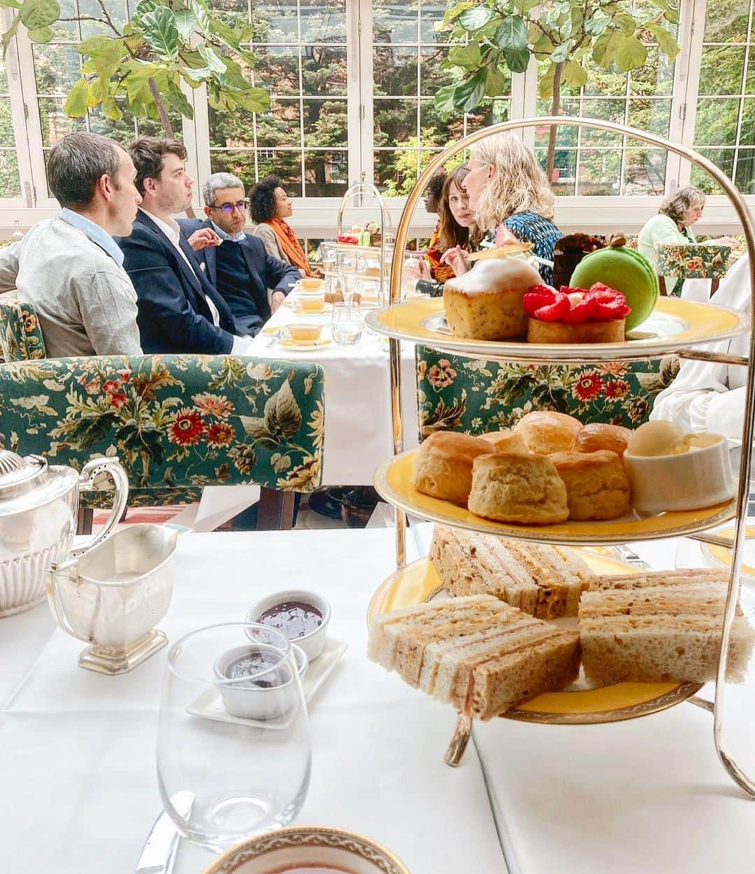 渡辺枝里子のインスタグラム：「【Afternoon Tea🧁☕️🇬🇧】  📍The Goring Hotel   @thegoring   渡英して間もない頃に見たガイドブックに載っていて、ずっと行ってみたかった場所🇬🇧  キャサリン妃が結婚前夜に宿泊したThe Goring Hotel✨  屋内での飲食が可能になり、お友達が予約してくれました☺️  今年のロンドンはこの時期もまだコートが必要な寒さで、屋外じゃ頑張ってもMax2時間😂  およそ半年ぶりの屋内での飲食は暖かくて心地良く、素敵な空間デザインはまるで異世界に連れ出してくれるようで、 今年初の屋内飲食にはピッタリすぎる場所でした。  改めて屋内で食事が出来ることの喜びを実感します😌  またこの日は気付けばみんなで4時間も話し続けていて、その時間はあっという間☺️  帰宅後は楽しかった余韻に浸り、とっても幸福感に包まれて眠りにつくことができました☺️✨ * * * * * #london #londondiaries #uk #afternoontea #thegoringhotel  #londonphoto #londonlife  #ロンドン　#イギリス　#ロンドン日記　#アフタヌーンティー #ゴーリングホテル #ロンドンフォト  #海外　#海外生活　#ロンドンライフ　#渡辺枝里子」