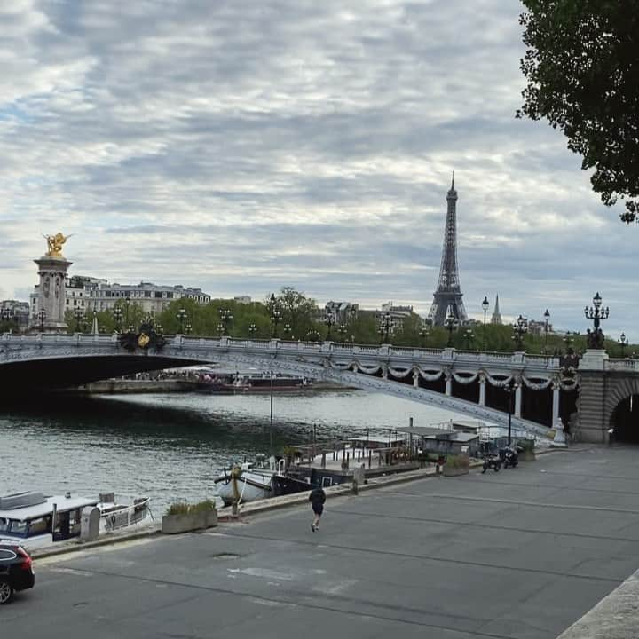 マンデイ・ミネラのインスタグラム：「Oh Paris 🖤💫」