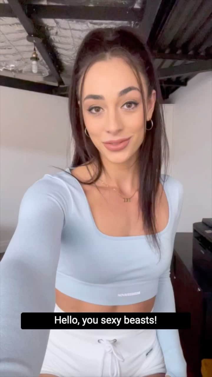 Danielle Robertsonのインスタグラム：「Answering some of my most frequently asked questions:  - How to lose belly fat - How to get a flat stomach  - How to get abs」