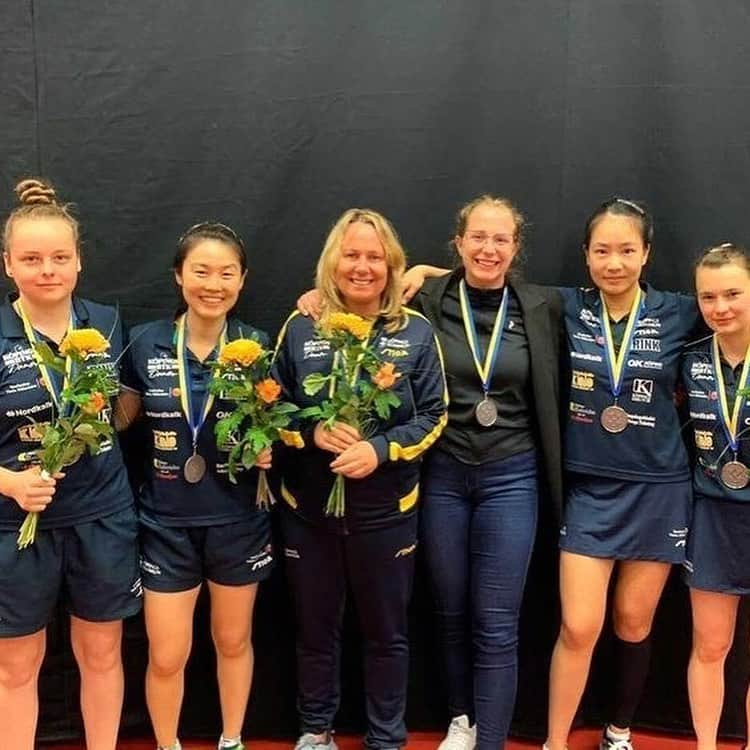 ジェシカ・ヤマダさんのインスタグラム写真 - (ジェシカ・ヤマダInstagram)「We finished this season with silver medal 🥈 in the Pingisligan in Sweden 🇸🇪! In the middle of the Covid caos, this team brings me happiness, joy and motivation. I just want to say thank you for all of my teammates  @yh67liu , @simpleepoli @limre00 @karlssonmichaela @inimaniminimanimooo_ Marie, Kicki and Tommy for everything! Every moment that we spent together was really special and I’m so proud to be part of the Köpings team! Thank you very much!!! 🥈🏓🇸🇪❤️ @jjyamadatabletennis @jjyamadabutterflybrazil @itaim.keiko.jjyamada @matchpointtabletennis #silvermedal#koping#kopingteam#pingisligan#tabletennis」5月24日 5時35分 - jessica_yamada