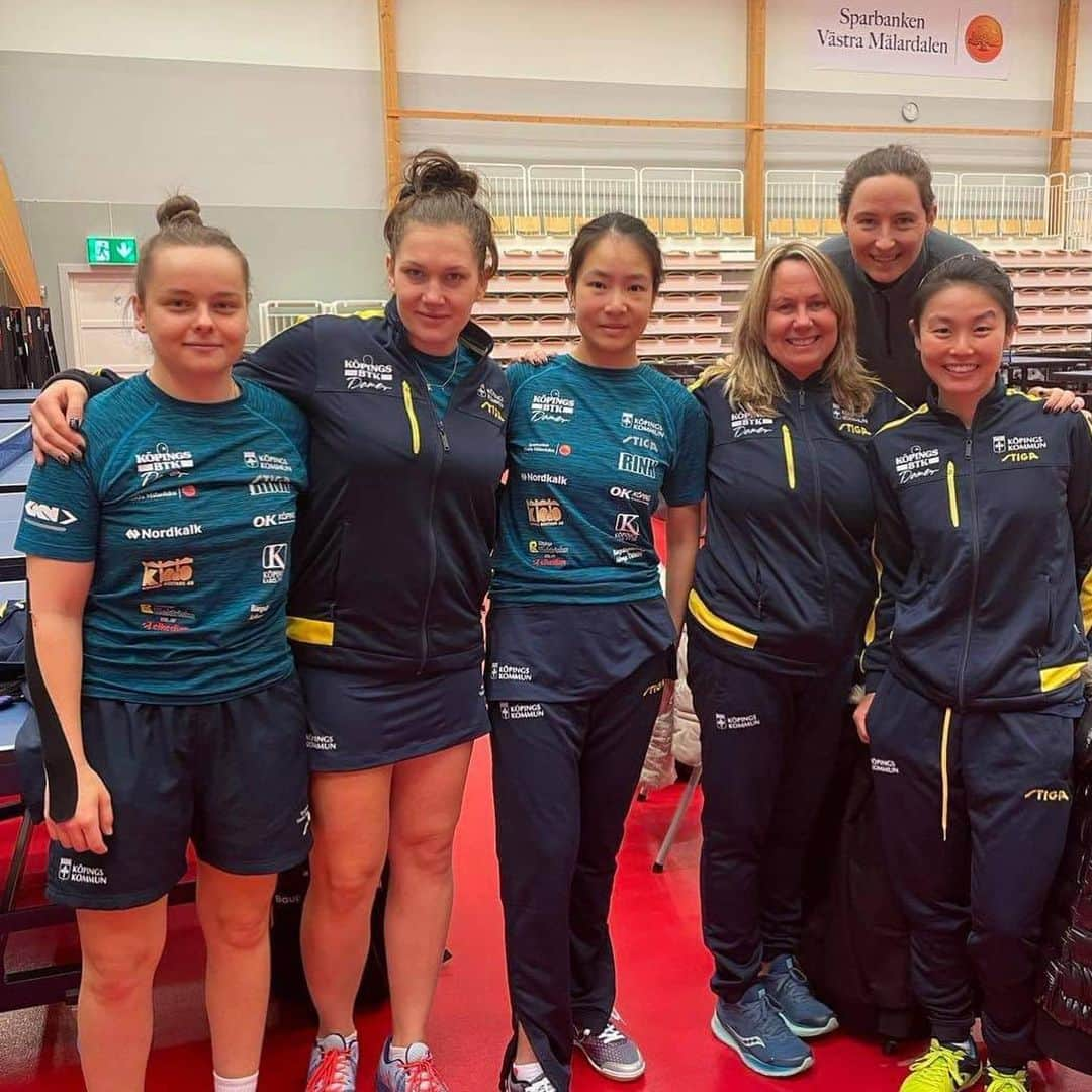 ジェシカ・ヤマダさんのインスタグラム写真 - (ジェシカ・ヤマダInstagram)「We finished this season with silver medal 🥈 in the Pingisligan in Sweden 🇸🇪! In the middle of the Covid caos, this team brings me happiness, joy and motivation. I just want to say thank you for all of my teammates  @yh67liu , @simpleepoli @limre00 @karlssonmichaela @inimaniminimanimooo_ Marie, Kicki and Tommy for everything! Every moment that we spent together was really special and I’m so proud to be part of the Köpings team! Thank you very much!!! 🥈🏓🇸🇪❤️ @jjyamadatabletennis @jjyamadabutterflybrazil @itaim.keiko.jjyamada @matchpointtabletennis #silvermedal#koping#kopingteam#pingisligan#tabletennis」5月24日 5時35分 - jessica_yamada