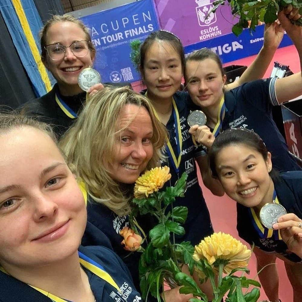 ジェシカ・ヤマダのインスタグラム：「We finished this season with silver medal 🥈 in the Pingisligan in Sweden 🇸🇪! In the middle of the Covid caos, this team brings me happiness, joy and motivation. I just want to say thank you for all of my teammates  @yh67liu , @simpleepoli @limre00 @karlssonmichaela @inimaniminimanimooo_ Marie, Kicki and Tommy for everything! Every moment that we spent together was really special and I’m so proud to be part of the Köpings team! Thank you very much!!! 🥈🏓🇸🇪❤️ @jjyamadatabletennis @jjyamadabutterflybrazil @itaim.keiko.jjyamada @matchpointtabletennis #silvermedal#koping#kopingteam#pingisligan#tabletennis」