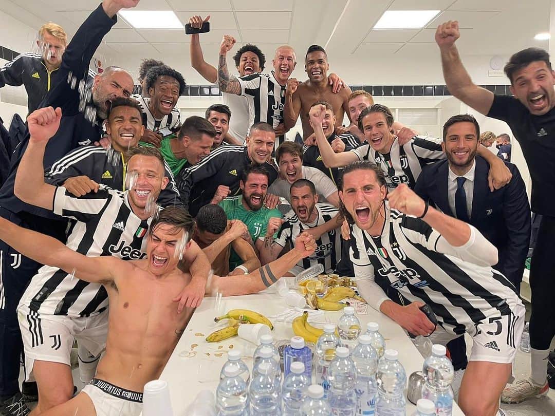 アルバロ・モラタのインスタグラム：「F I N O  A L L A  F I N E ! 🏳🏴 @juventus#BolognaJuve #ForzaJuve」