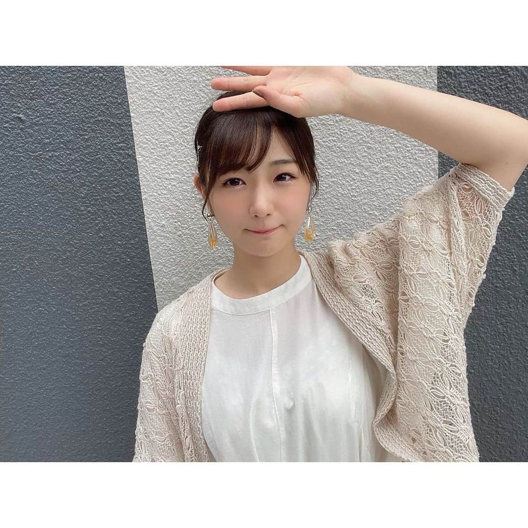 長谷川かすみのインスタグラム：「おはよう☀️ 春っぽスカート🌸🌸🌸 明るい色の洋服を着ると気分も明るくなる！気がする😌👏  2枚目の顔がとても丸○ 球体🌕⚽️🏀🎾  #ootd #春カラースカート」