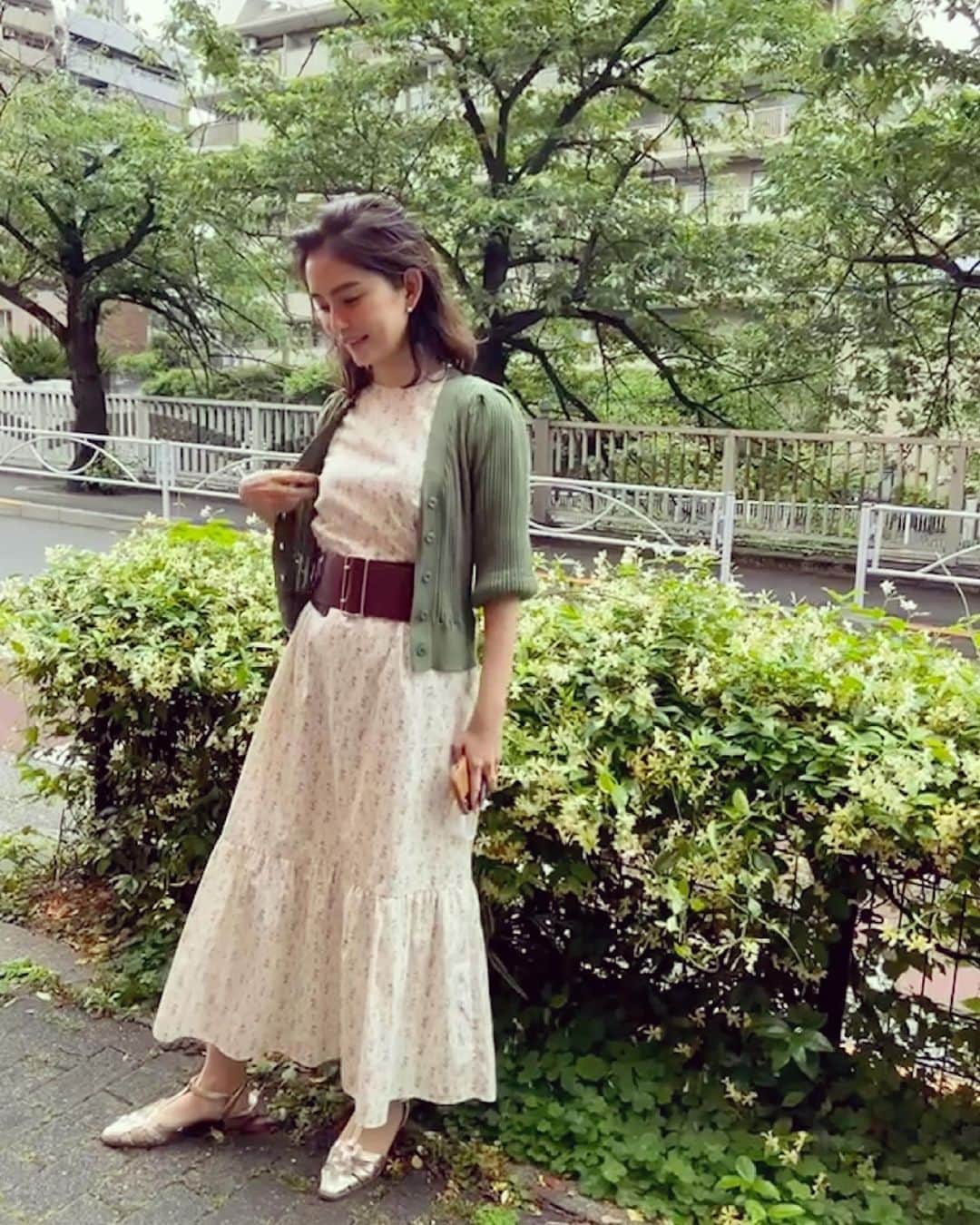 白澤貴子のインスタグラム：「Dress is the best when I have no time.  ワンピースのイメージが強いとよく言われるのはきっと、展示会やパーティーなど人前に出る時とコーディネートを考える余裕のない時に必ずワンピースを選んでいるから。  両極端に見えるけれど、私にとって、どちらのシーンも気持ちを凛と保ちたい日という意味では同じ。  ほぼ毎日撮影で、合間はすべてその準備と打合せに埋め尽くされたこの1週間はもちろん、毎日ワンピでした。  というわけで全日じゃないけれど思い出記録。  1秒たりとも目を開けてられない砂嵐にまみれた後に天国のような八百屋さんでみんなで爆買いした湘南撮影がもう遠い日のよう。  さて、今週もワンピースで乗り切ろう！」