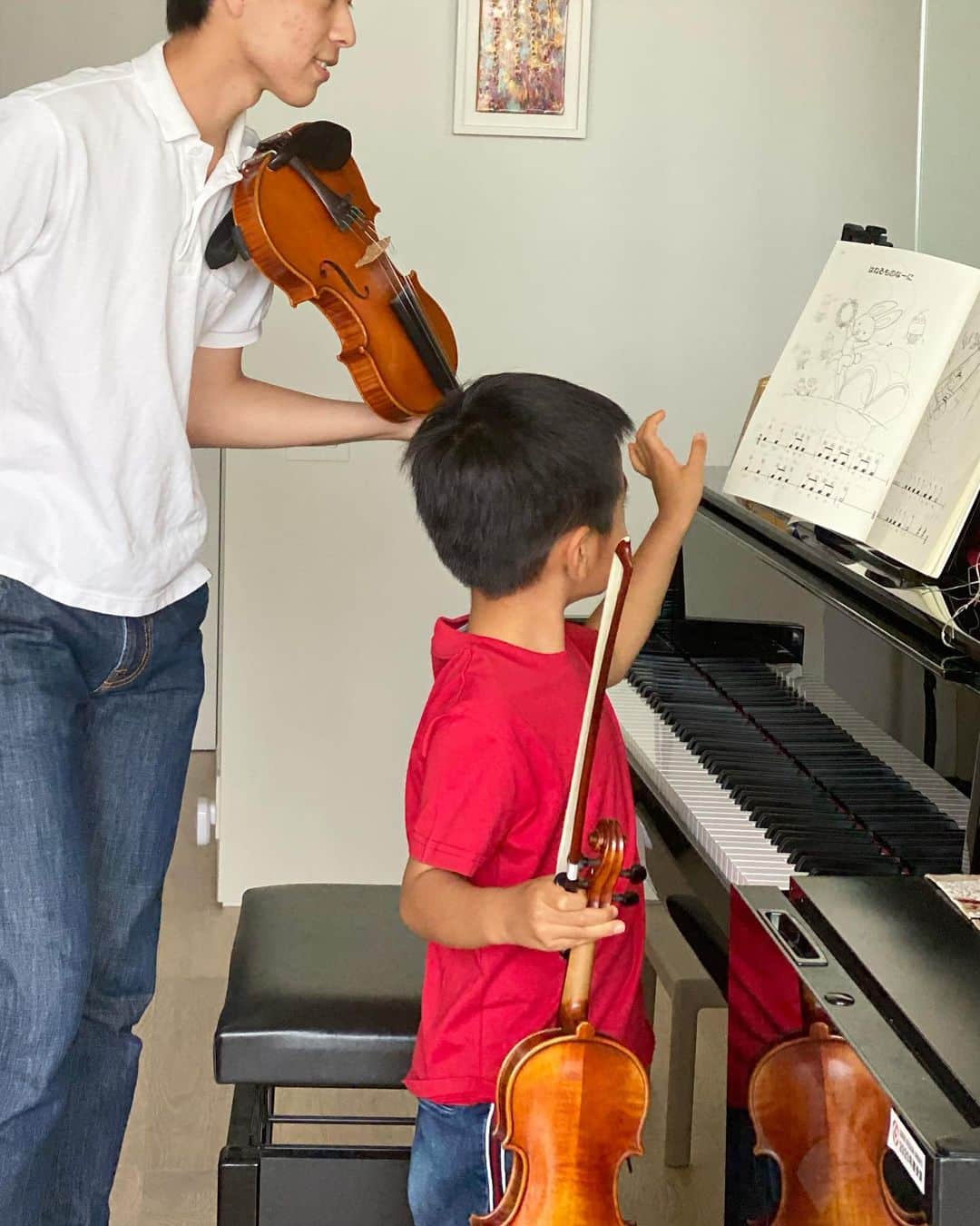 奥田順子さんのインスタグラム写真 - (奥田順子Instagram)「中高の先輩&ポーセラーツの先生でもある　@nokko_arimoto さんの新居へ遊びに行きました！高校生のお兄ちゃんを独り占め‼︎念願のバイオリン&ピアノを一緒に。 写真４枚目は2年前。 のっこさんありがとうございました‼︎ #４歳バイオリン#お兄ちゃんを独り占め」5月24日 16時21分 - okuda_junko