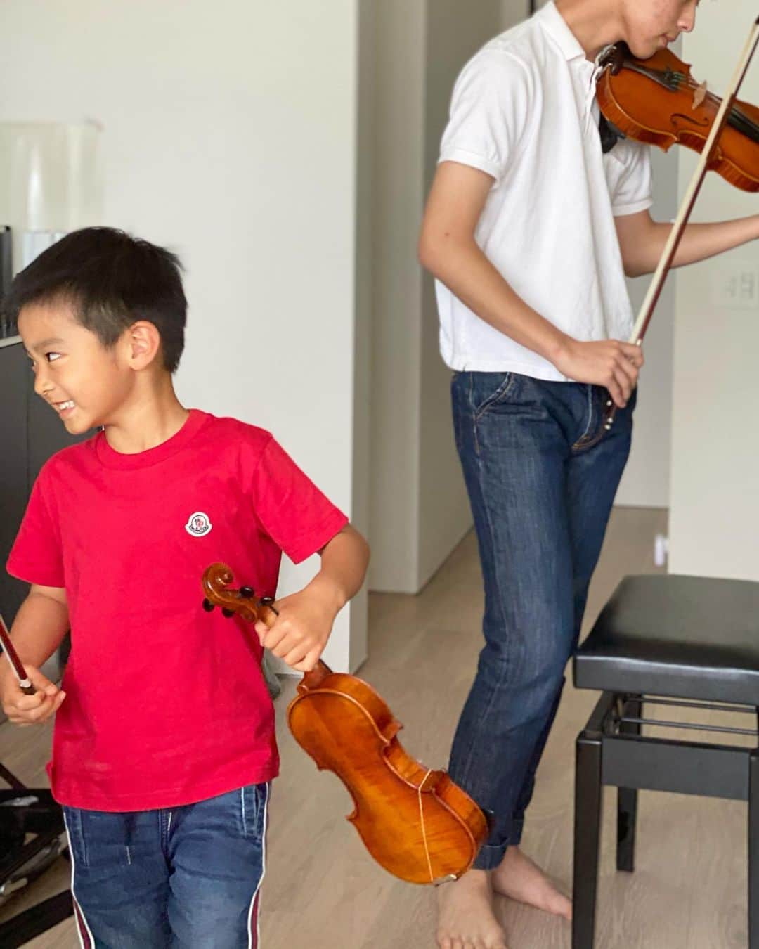 奥田順子さんのインスタグラム写真 - (奥田順子Instagram)「中高の先輩&ポーセラーツの先生でもある　@nokko_arimoto さんの新居へ遊びに行きました！高校生のお兄ちゃんを独り占め‼︎念願のバイオリン&ピアノを一緒に。 写真４枚目は2年前。 のっこさんありがとうございました‼︎ #４歳バイオリン#お兄ちゃんを独り占め」5月24日 16時21分 - okuda_junko