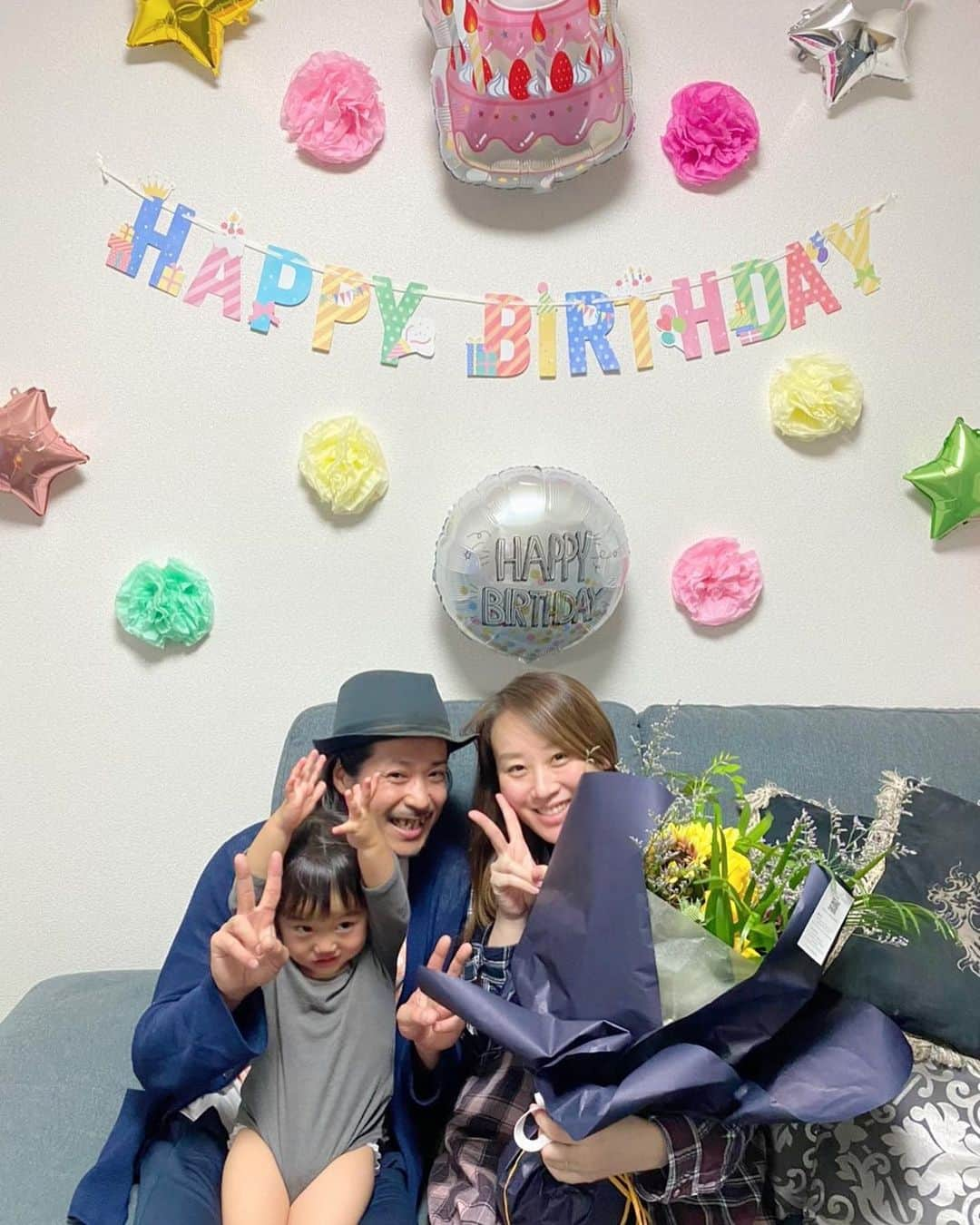 輝良まさとさんのインスタグラム写真 - (輝良まさとInstagram)「・ さちこ、お誕生日おめでとう🎊🎂🎁🎉❤️ こんな世の中だけど、昨夜はお家でみんなでお祝いできて嬉しかったょー😆❤️  さちこは甘いものほとんど食べないから、ケーキじゃなくてシュークリームとフルーツでお祝い✨ 男性陣からは粋なサプライズで素敵な花束を💐 私からは仕事で着てもらえたらと思ってFILAのジャージとトレーナーの稽古着を❣️ 関東のお友達からもプレゼントが届いたょー🎁  みんなに愛されてるさちこ❤️ 今年1年も幸せな1年になりますよーに🙏✨❤️  #宝塚#花組#友達#仲間#お誕生日#おめでとう#お祝い#サプライズ#楽しかった#みんなありがとう#レインボーベビー#レインボーベビー真那人#令和元年ベビー#6月生まれ#1歳#1歳11ヶ月#幼児#やんちゃ#活発#元気いっぱい#可愛い#愛おしい」5月24日 16時33分 - kirahama0703