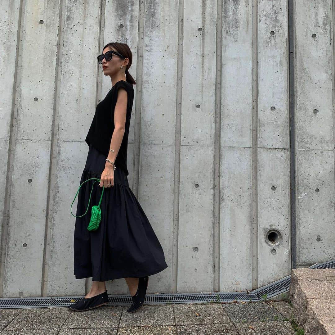 のインスタグラム：「black🖤🖤🖤 このスカートはとにかく軽くて、じめっとした夏に最高。 車移動が多いので、シワになりにくいのもお気に入りポイント⭕️ この軽くてシワになりにくくふんわりしたシルエットのでる生地を探していて、何度もサンプルを作ってやり直した思い入れのあるコ。 合わせやすいサマーニットはゆるっとしたシルエットで二の腕も少し隠してくれます🖤 #fashion#mamafashion #bowa#ボウエー #bottegaveneta #ceciliebahnsen」