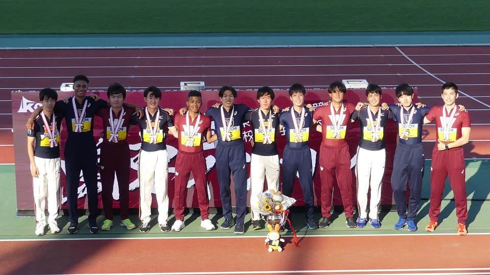 山内大夢のインスタグラム：「・ ラスト関東インカレ  400mH 1年 予選落ち 2年 5位 3年 優勝 4年 2位←  個人もマイルも悔しい結果に終わったけど、なんとか怪我なく走りきれたし全部が楽しかったです😌 みんなありがとうううう  #無風のギオンに戸惑う #松屋のテイクアウトに助けられる  #みんな聞くのは #テストイベントのこと #と髪の毛のこと #恋しい集団応援  #脱シルバーコレクター #関東インカレ2021  #早稲田人たれ  #臙脂で染めろ」