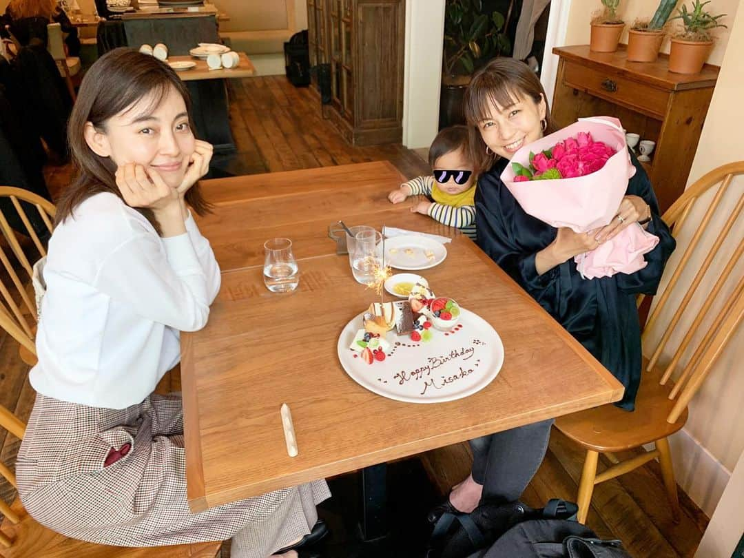 安田美沙子さんのインスタグラム写真 - (安田美沙子Instagram)「いつかのりかりか💐 少し前にお誕生日のお祝いしてくれました🤍 いつも優しくて可愛いりかりか❤️ いつしか、ママトークをする様になったとは。。 その存在に助けられてます✨  可愛いお花と、おいしいスイーツ🍰いつもありがとう🤍 これからもよろしくね✨  おちびちゃんも一丁前に子供椅子に座ってくれました👶  #thanks #baby #boy #mama #birthday #39 #いつもありがとう」5月24日 17時13分 - yasuda_misako