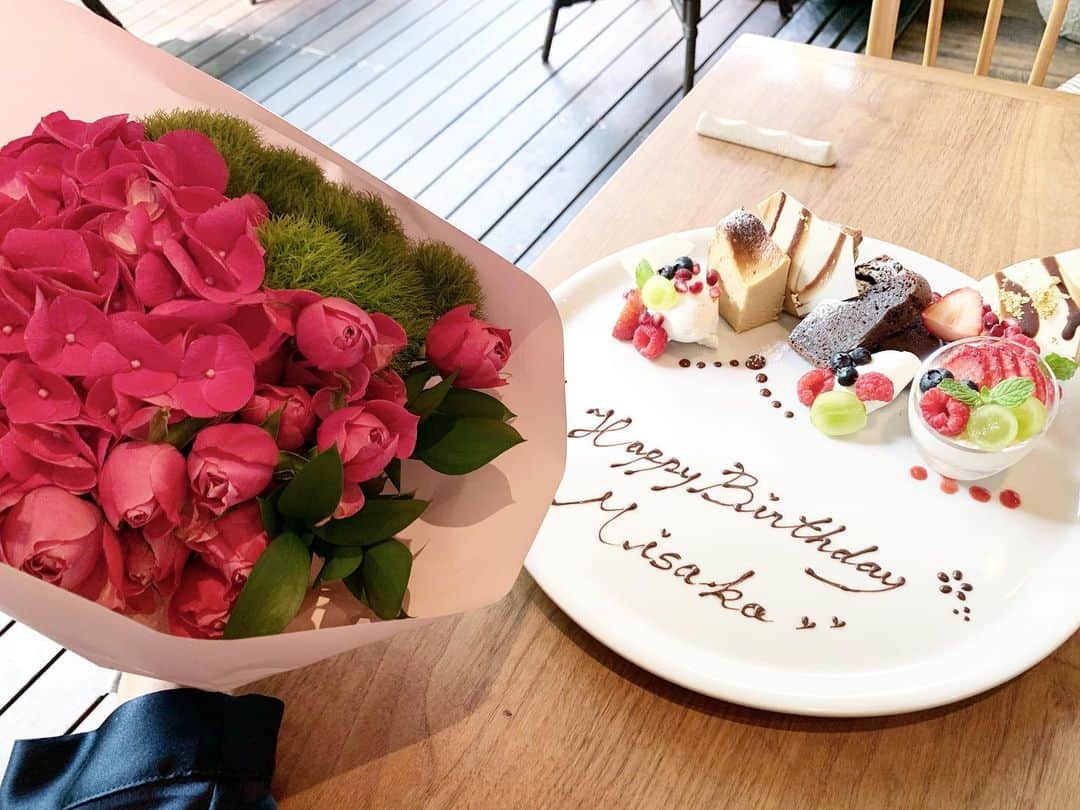 安田美沙子さんのインスタグラム写真 - (安田美沙子Instagram)「いつかのりかりか💐 少し前にお誕生日のお祝いしてくれました🤍 いつも優しくて可愛いりかりか❤️ いつしか、ママトークをする様になったとは。。 その存在に助けられてます✨  可愛いお花と、おいしいスイーツ🍰いつもありがとう🤍 これからもよろしくね✨  おちびちゃんも一丁前に子供椅子に座ってくれました👶  #thanks #baby #boy #mama #birthday #39 #いつもありがとう」5月24日 17時13分 - yasuda_misako