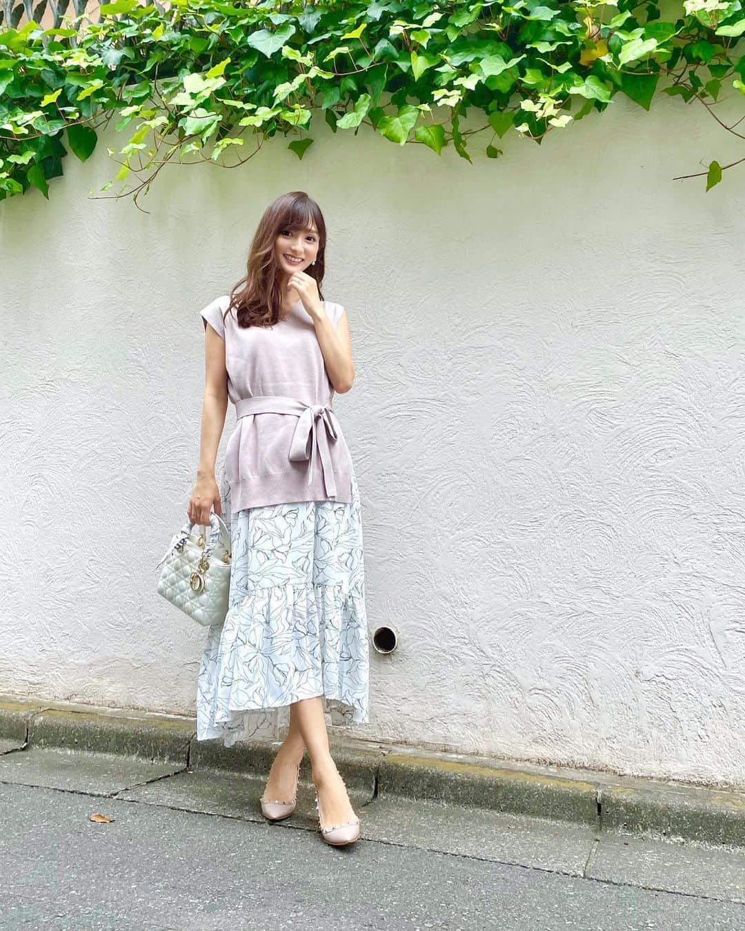 のインスタグラム：「着心地抜群なニットトップス×花柄スカート💐 こちらはセットアイテムでした🤍 トップスはサラリとした素材でこれからの季節も 涼しく着られそう✨ スカートはウエスト部分がゴムになっているので とっても楽ちんでした💕  tops & skirt @mercuryduo_com #mercuryduo  bag @dior #dior shoes @maisonvalentino #valentino  #coordinate#ootd#Japanese#japanesegirl#instafashion#rubi_fashion#男の子ママ#新米ママ#東京ママ#夏服#新作#오오티디#아웃핏#マーキュリーデュオ#セットアップ#花柄#ニット#ディオール#レディディオール#ヴァレンティノ」