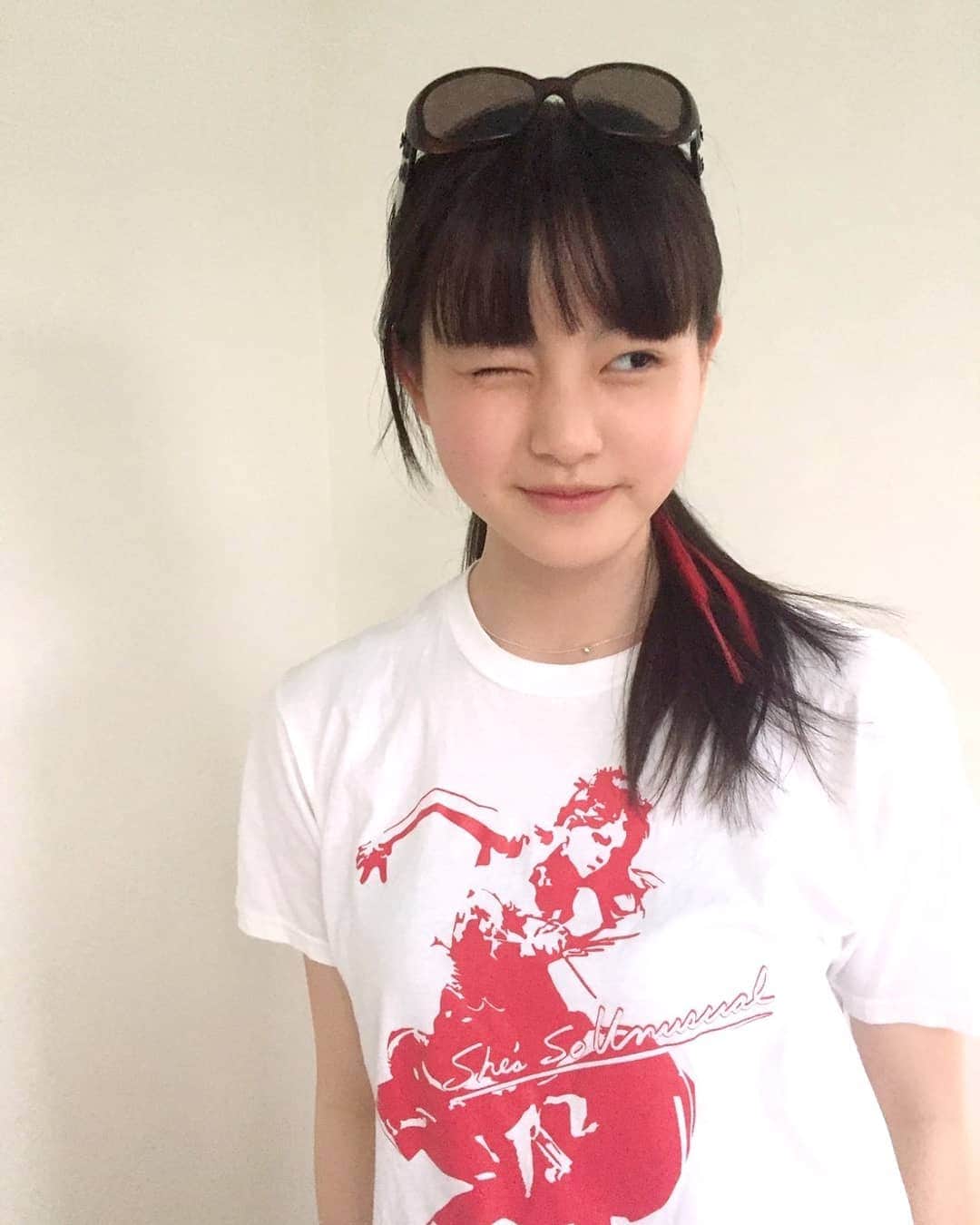 丸本凛のインスタグラム：「Tシャツに合わせて、GARO-VERSUS ROAD-の撮影で使ったエクステ付けちゃいました😁 #instagood#photooftheday#cyndilauper#tshirt#garo#red#エクステ#shessounusual」