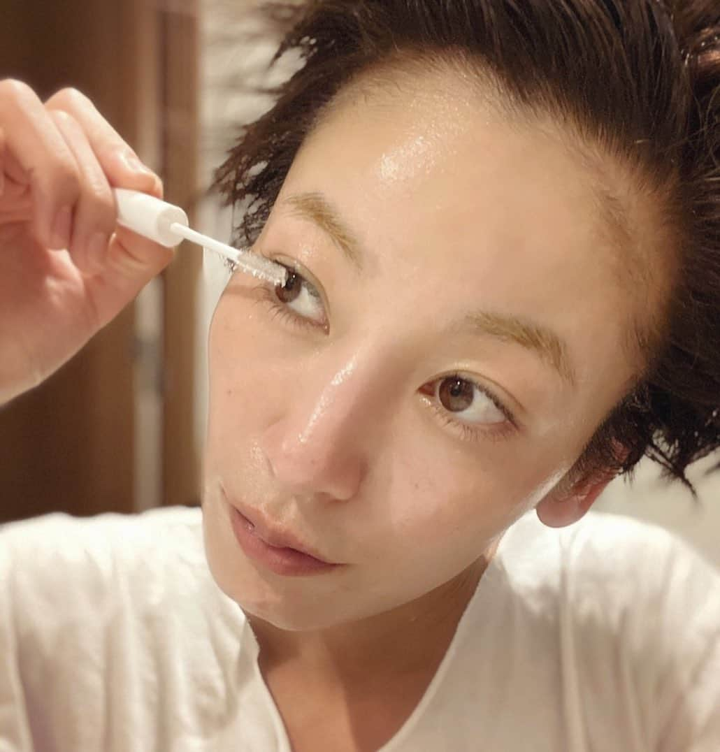 西山茉希さんのインスタグラム写真 - (西山茉希Instagram)「"そのまつ毛、勿体無いよ！"と言われ、 お初にまつ毛ケア初めてみました。  #フィービービューティーアップ #まつ毛美容液 #アイラッシュセラム @phoebe_beautyup  塗るだけってことで、 継続してみようと思います。 わくわく🎶  美容に詳しい友はありがたひ。」5月24日 9時04分 - maki.nshiyama50