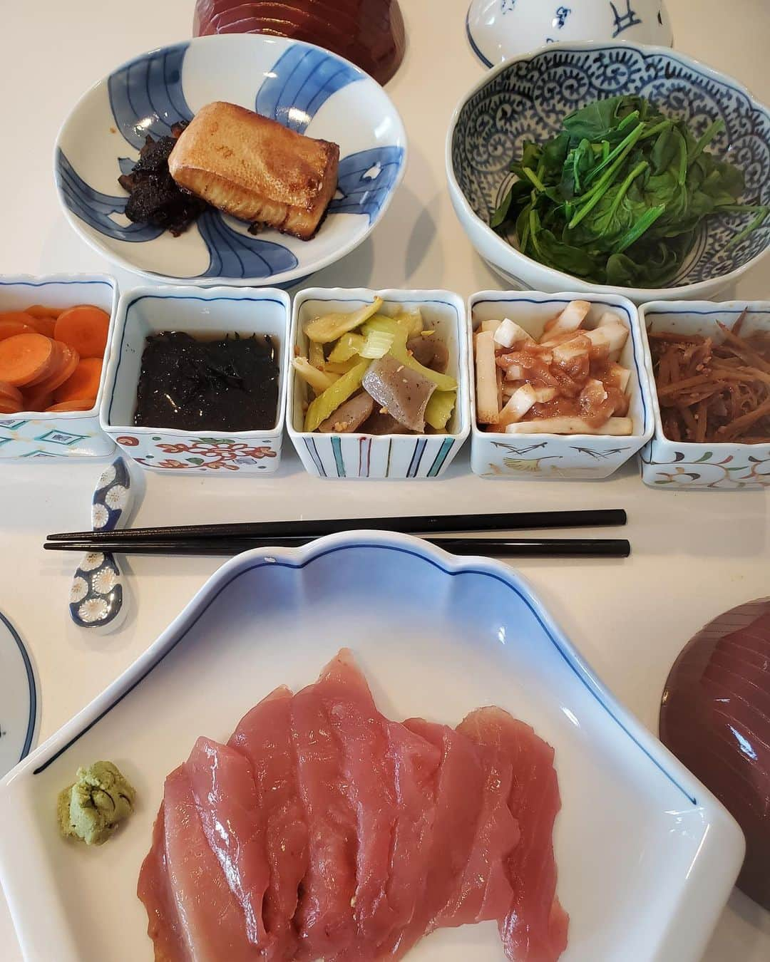 桃井かおりさんのインスタグラム写真 - (桃井かおりInstagram)「マグロ刺身とハマチの西京焼き、人参糠漬け、山芋梅和え、セロリと蒟蒻のガーリック炒め、ひじき、きんぴら、ちょこっとずつが我が家NOW. #la暮らし #かおり飯  #ちょこっとずつ」5月24日 9時25分 - kaori_momoi