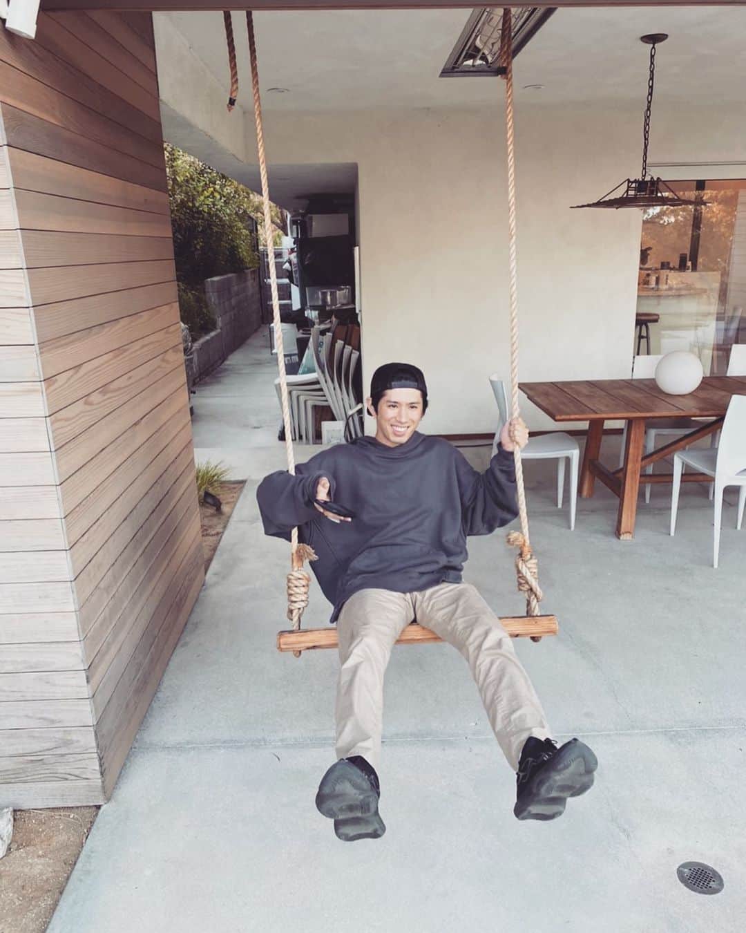 Taka さんのインスタグラム写真 - (Taka Instagram)「33歳ブランコで遊ぶ。笑笑」5月24日 9時39分 - 10969taka