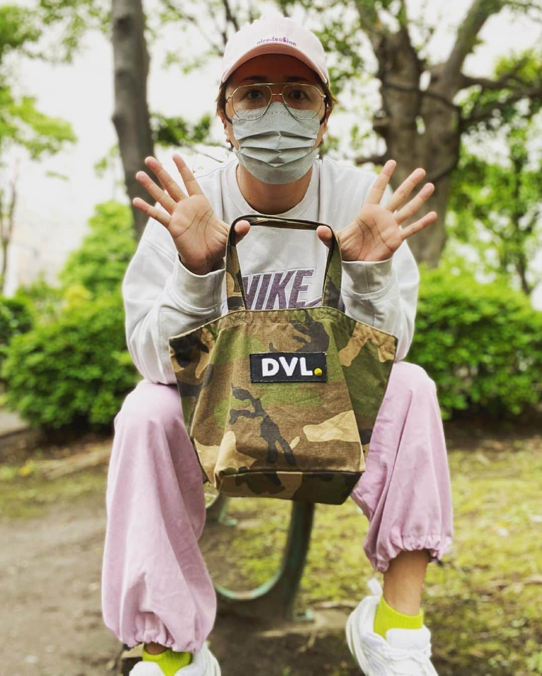 山崎裕太さんのインスタグラム写真 - (山崎裕太Instagram)「。 。 。 40超えてんのにピンク取り入れる男👚  cap-JUNKYMOOD tops-NIKE pants-どっかのサイトで買った socks-Family Mart shoes-NIKE glass-TIJN bag-DIAVEL  #山崎裕太  #ふぁっしょん  #junkymood  #NIKE #tijneyewear  #diavel」5月24日 10時00分 - yuta.yamazaki0308_official