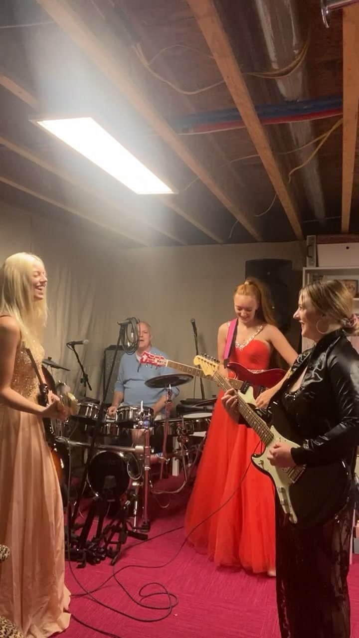 パイパー・アメリカ・スミスのインスタグラム：「Dad asked us to play old surf songs we used to play with him and mom asked us to try on our old prom dresses? 🤪 @saintstarlie @daisyclementine @dallongsmith」