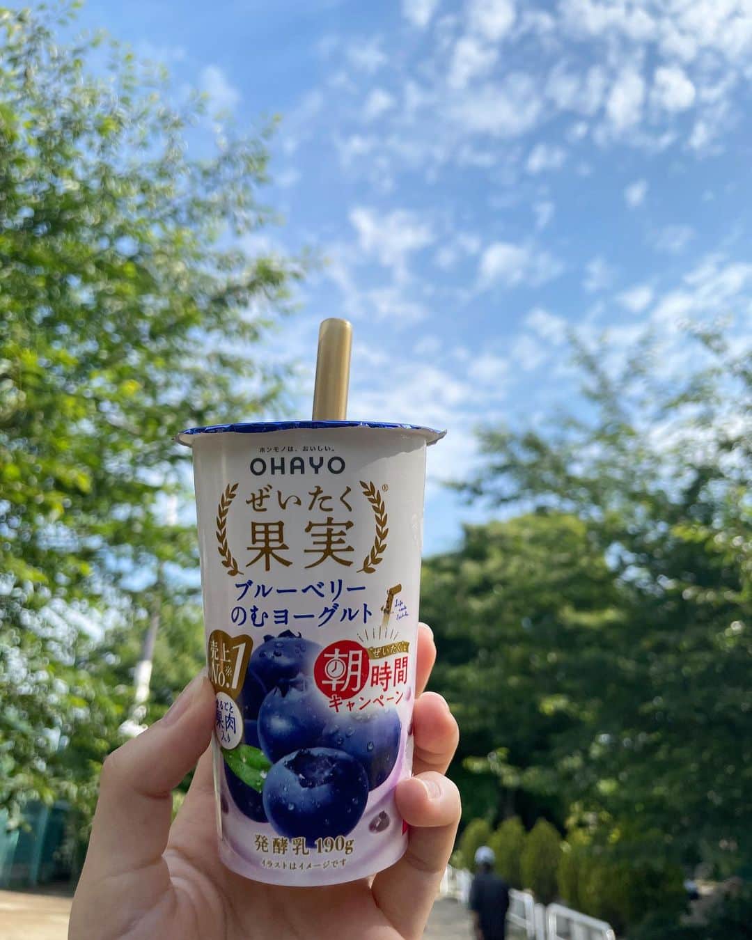 伊藤沙織さんのインスタグラム写真 - (伊藤沙織Instagram)「天気が良いと気分も上がりますよね🌞ウォーキングのおともに、ぜいたく果実のむヨーグルト🥛🤍忙しい朝に手軽な小腹満たしとしてピッタリ👌私はいちごとブルーベリー味が特にお気に入り🍓🫐🥰果実がごろっと入っていて飲みやすくて美味しいです❣️ いま、ぜいたくな朝時間キャンペーンが実施中なので是非HPなどでチェックしてみてくださいね🌱 全国のスーパーやコンビニで購入できます🏪  #ぜいたく果実_pr #キャンペーン #ぜいたく果実 #デザート #スイーツ #朝食 #朝ごはん #モーニング　 #おうちカフェ #おうち時間 #時短 #いちご」5月24日 10時33分 - saori__ito