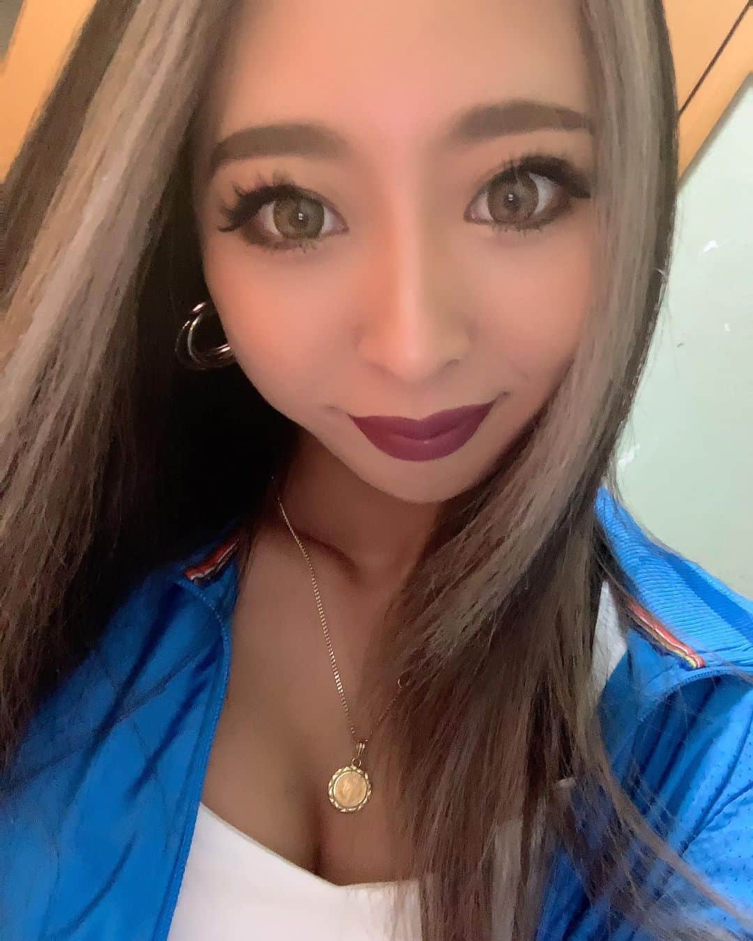 まあーか（まかたん）のインスタグラム：「. おはよでやんしゅ🥱🦥 寝てる時も硬直状態らしくて起きたら 体バッチバチなのこの状態なに🤦🏼‍♀️ #どっかで霊背負ってきたのかなー #それにしてもずっと肩背中ガチガチなんよなー #肩に戸愚呂兄飼ったかもしれん .  #selfie#follow #海外ファッション#ootd#セルフィー#エステ#黒ギャル #トレーニング #尻トレ #眉アートメイク #エステ#美肌ケア#サロン#カラコン#バレイヤージュ#韓国コスメ#ダーマペン#workout#tanning#ぷに#えちえち#🍑」