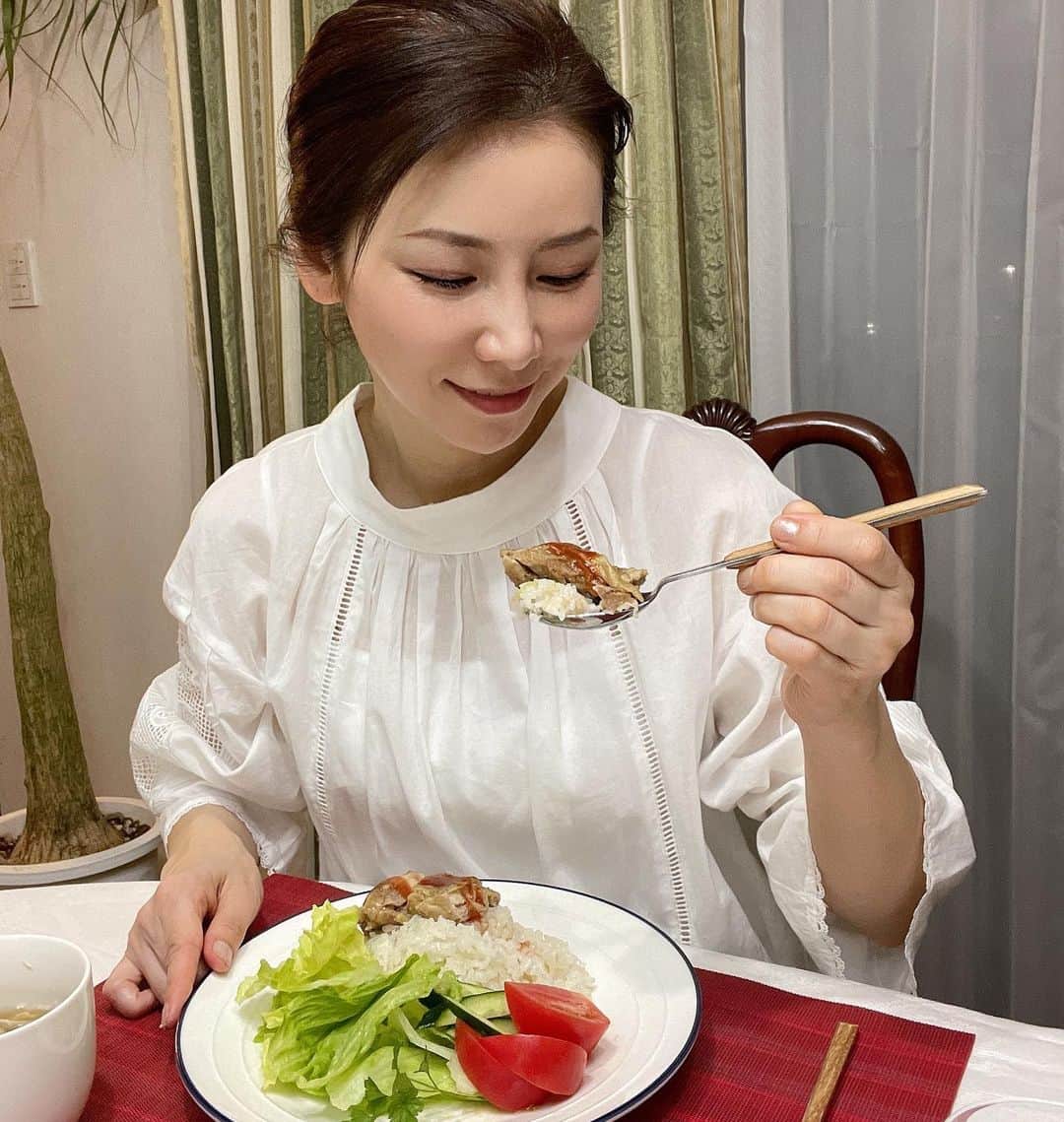 水谷雅子さんのインスタグラム写真 - (水谷雅子Instagram)「炊飯器で炊くだけで簡単！ 美味しい南蛮風炊き込みご飯🎶 生姜もたっぷり入れて炊き込んでますので、さっぱりして美味しいですよ。 食欲の落ちがちな蒸し暑い日にピッタリ❤️ 今日の晩御飯にどうですか？😋 詳しくレシピはmasakoサロンに紹介しました。よかったら見て下さいね❣️ #南蛮風炊き込みご飯 #簡単#美味しい晩御飯#食欲そそる  #鶏肉 #エスエルクリエーションズ #slチキン#sl﻿ #冷凍食品#宅配冷凍食品#品質こだわり﻿ #安心安全#無添加#z's-menu﻿ #水谷雅子#水谷雅子beautybook50の私﻿ @slcreations_official」5月24日 11時08分 - mizutanimasako