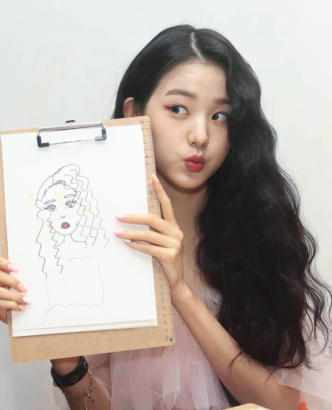 チャン・ウォニョンさんのインスタグラム写真 - (チャン・ウォニョンInstagram)「wonyoung drawing herself uwu 🥺💓 #IZONE #JANGWONYOUNG #WONYOUNG #아이즈원 #장원영 #원영」5月24日 11時19分 - wonyoung__ive