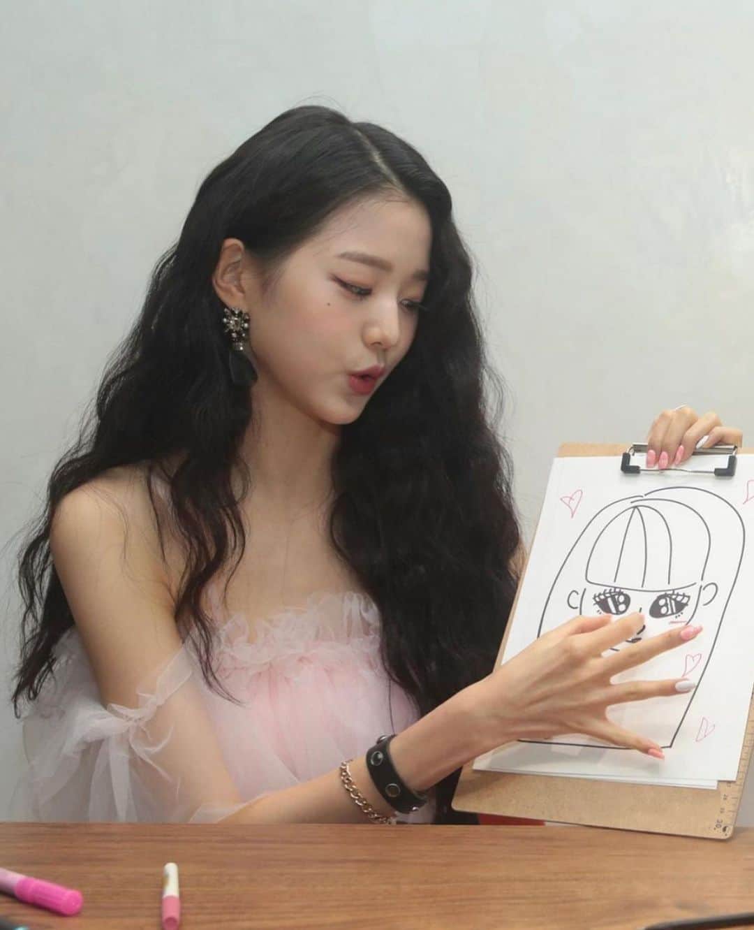 チャン・ウォニョンさんのインスタグラム写真 - (チャン・ウォニョンInstagram)「wonyoung drawing herself uwu 🥺💓 #IZONE #JANGWONYOUNG #WONYOUNG #아이즈원 #장원영 #원영」5月24日 11時19分 - wonyoung__ive