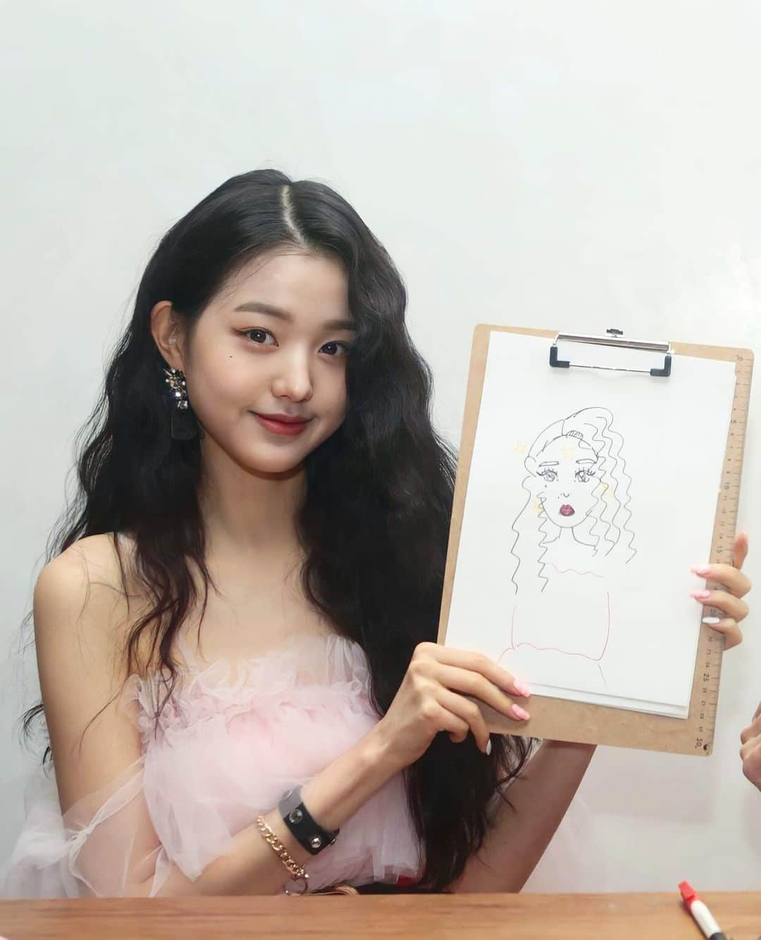 チャン・ウォニョンさんのインスタグラム写真 - (チャン・ウォニョンInstagram)「wonyoung drawing herself uwu 🥺💓 #IZONE #JANGWONYOUNG #WONYOUNG #아이즈원 #장원영 #원영」5月24日 11時19分 - wonyoung__ive