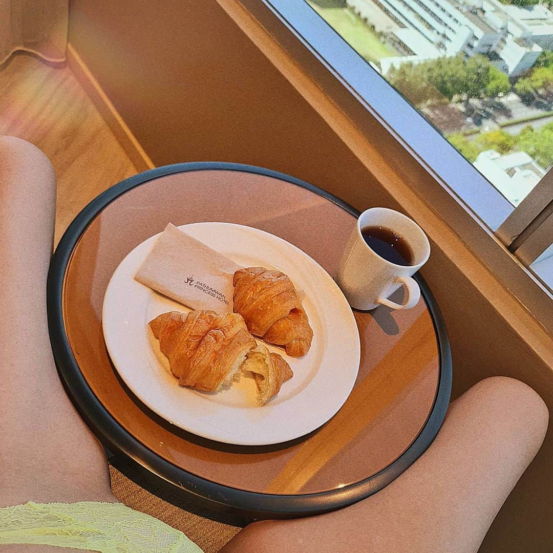 小林レイミのインスタグラム：「Happy Monday 🥐☕  #morning #dontneedcoffee #mondaymorning #fitgirl #workoutathome #bangkok」