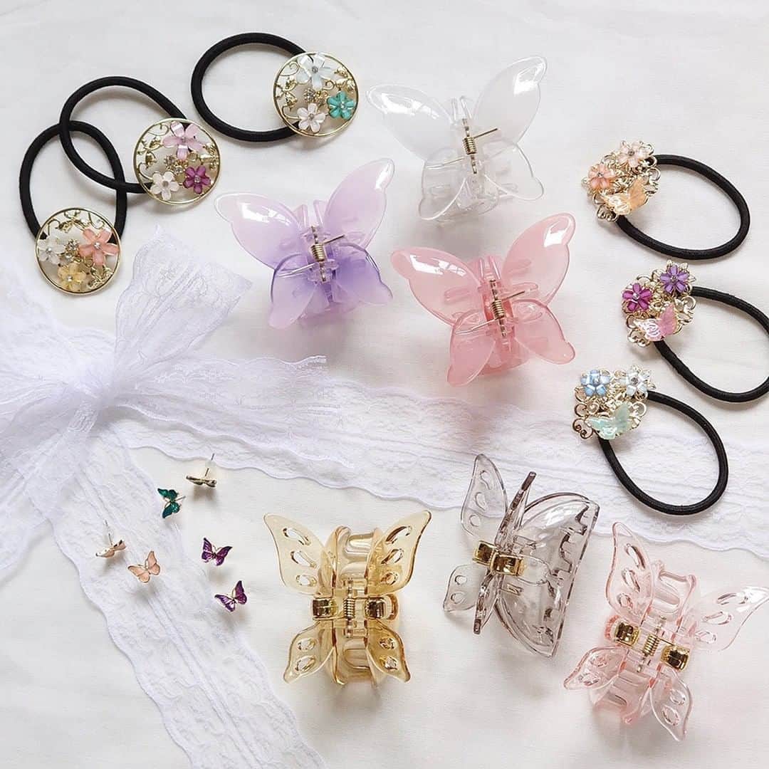 ダイソーさんのインスタグラム写真 - (ダイソーInstagram)「種類豊富なアクセサリーシリーズ。 バタフライ型、フラワー柄、ニュアンスカラー、夏らしいボタニカル柄などプチプラでお洒落に決まるアイテムが揃っています！ . ヘアポニー（フラワー・サークル） ヘアポニー（フラワー・菱型） セットピン（３本、フラワー・シンプル） ヘアクリップ（フラワー） コンコルドクリップ（フラワー）  セットピン（２本、フラワー・スクエア） ヘアピン（２本、フラワー・メタルワイヤー） ピアス（フラワー・ブリリアント） ピアス（フラワー・ドロップ）クリップ（バタフライ） バンスクリップ（バタフライ、クリア） ピアス（バタフライ・グラデーション）  スリーピン（スリーカラーズ） ヘアピン（３本、スリーカラーズ） ヘアポニー（フラワー・マーブル） ヘアクリップ（フラワー、ニュアンスカラー） ヘアポニー（フラワー・ニュアンスカラー）  ターバン（トロピカルパターン） バンスクリップ（リーフ） シュシュ（ボタニカルパターン） ※各種100円（税込110円）  ※緊急事態宣言発出に伴い、一部休業中の店舗もございます ※店舗によって品揃えが異なり、在庫がない場合がございます ※商品パッケージの説明文を読んで正しくご使用ください ※画像はイメージです。実際とは異なる場合がございます  #ダイソー #daiso #daisojapan #100yenshop  #100均 #100均パトロール #ダイソー新商品 #ダイソー購入品 #ヘアアクセ #アクセサリー #100均アクセ #プチプラ #可愛い #kawaii #お洒落」5月24日 12時00分 - daiso_official