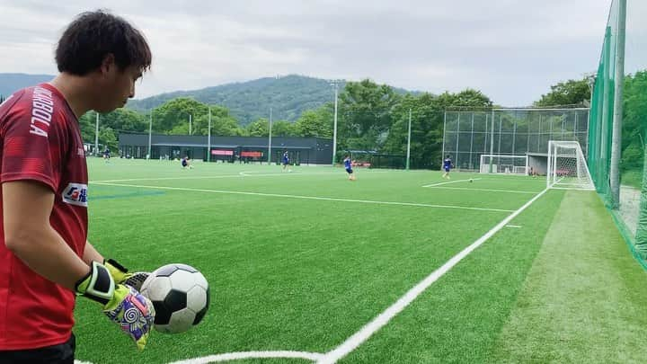 永井建成のインスタグラム：「ダン君チャレンジ パントキックで直接ゴール ちょっと俺も本気出してみた めちゃくちゃすかしてるけど内心ばーり喜んでる笑笑 ・ ・ @danstagram_01  #シュミットダニエル #ダン君  ・ ・ #ダン君チャレンジ#パントキック #直接ゴールへ #本気だしてみた #fcティアモ枚方 #GK #gk #枚方市 #JFL #jfl #サッカー #ナイキ #nike」