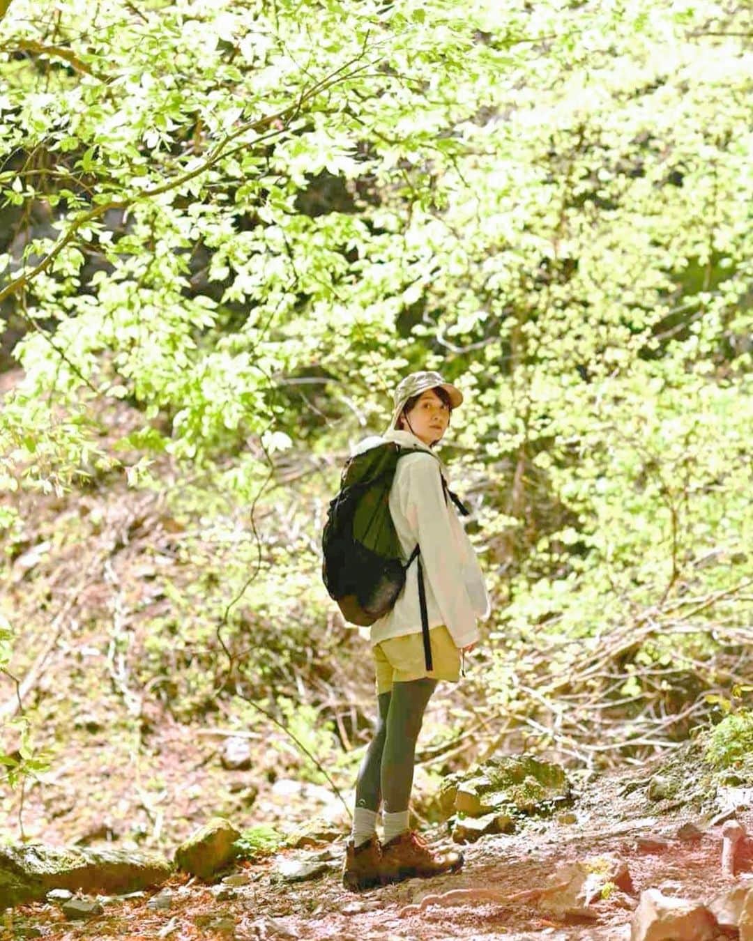 岡田ロビン翔子のインスタグラム：「🍃  本日発売ランドネ7月号表紙を担当させていただきました  自然の音に耳を傾けて 深く深呼吸 約1000mある 埼玉県の棒ノ折山の頂上まで 一緒に登ったはじめましてのスタッフさんとも 一気に仲良くなれる山の力は凄かったなー 日常から少し離れて とても心地よく贅沢な時間でした☺️ いまほしい山ウエア・山道具2021春夏 是非見つけてください！  📗／@randonnee_mag 📷／@kentaaminaka_photo   #ランドネ」