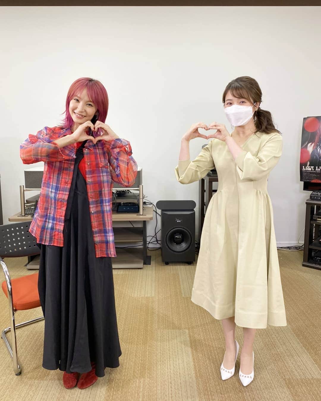 TBS「はやドキ！」のインスタグラム：「LiSAさんにお話を伺いました🎤  ソロデビュー10周年アルバムの「LADYBUG」が発売されました🎵  鬼滅の刃のテーマソング「紅蓮華」や「炎」がこれまでのキャリアのターニングポイントになったと話していたLiSAさん😊   いつも欠かさずしている朝のルーティンは、 お風呂に入って滑舌練習をすること💡 温まりながら顔回りの筋肉もほぐしているそうで、 滑舌練習はアナウンサーと同じ練習方法でした😄🎙️  LiSAさんからたくさんポジティブパワーを頂いたインタビューでした🌟  皆川  #LiSA さん #直撃🎤 #0520OA #皆川玲奈 #アナウンサー #はやドキ #tbs」