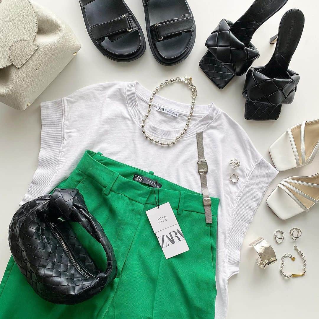 のインスタグラム：「2021.5.24  ZARAの綺麗な鮮やかグリーン💚  形きれいだし、さらっとした生地で真夏も涼しく履けそう。  夏はやっぱり原色か茶系が着たくなる◡̈⃝  ちなみにウエスト周りのサイズ感はハイウエストパンツと同じでちょうど良かったけど、丈がね。😂  #zara#bottegaveneta#newbottega#polene#poleneparis#chiekoplus#hermes」