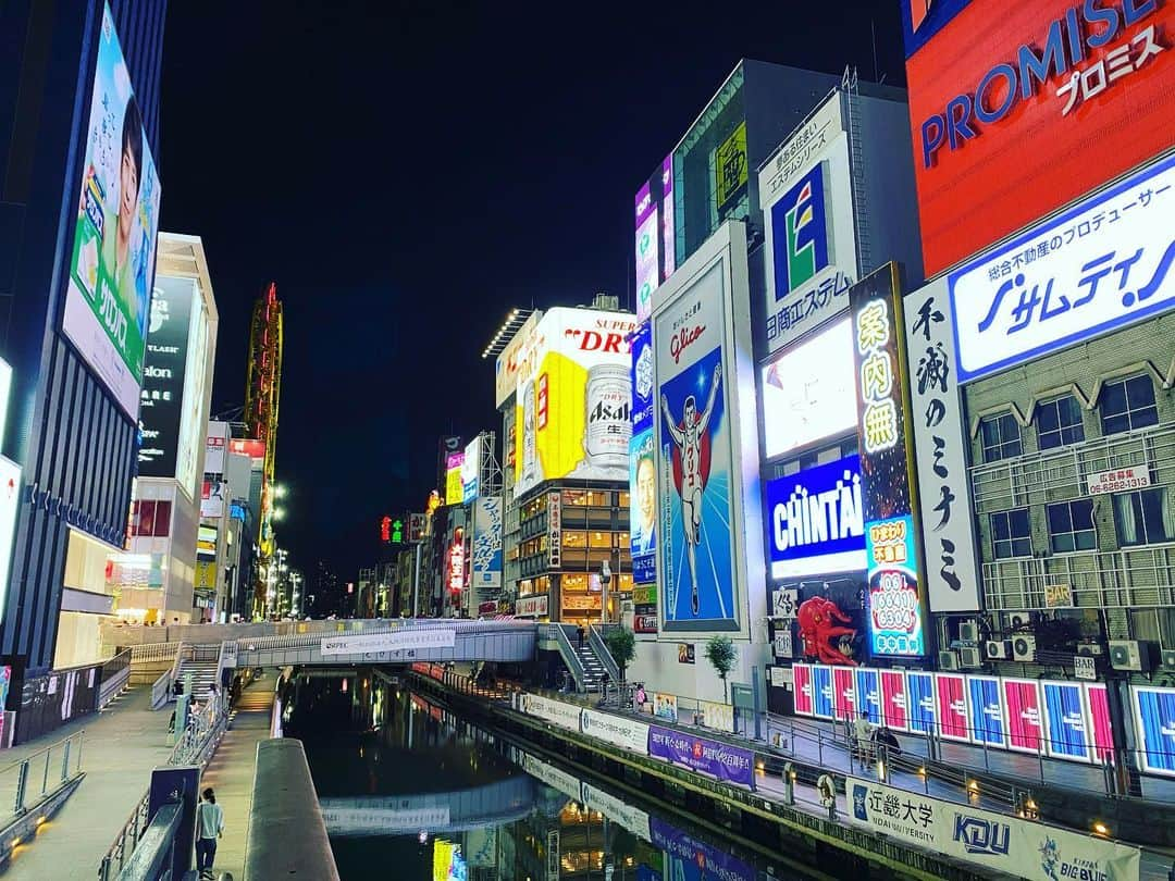 武田訓佳さんのインスタグラム写真 - (武田訓佳Instagram)「🌃 ・ 夜の0時近くに難波にいるなんて いつぶりだったんだろ？ ・ ・ 久馬 歩 責任編集 『月刊コント 5月号』 ・ 終演しました😌 …といいつつ 配信では30日までご覧いただけます💓 ・ #ザプラン9 #エルフ #ニッポンの社長 #ロングコートダディ #ジソンシン #祇園 #清友 #満腹満 #武田訓佳 ・ ・ 嵐のような2日間🌪✨ いつもの舞台作品とは違って、 今回は芸人さんたちの本職 「コントライブ」の中に飛び込んで ご一緒させていただく形。 実はすんごくドキドキしてふわふわして 心の中大変やったんやけど← 現場に入ると色々とそれどころちゃうかった🤣 ・ ずーっと笑ってました💕 プラン9の皆さんの柔らかい空気に ハプニングも含めてみーんなが ウェルカムというか、何でもありというか😂 ザ・プラン9 というお家に招いていただいたような そんな不思議な感覚でした🏡💓 ・ ・ 生で観ていただきたかったのが本音ですが… 配信でご覧くださった皆さま 本当にありがとうございました😇🌷 ・ 次回はぜひ、お会いしましょうね🥺✨ ・ ・ ・ #月刊コント #5月号 #20210523 #お〜い久馬 #久馬歩 #わたし的今回のツボは #兎さんのキャラ #iPhone #辻さんの出しろ #コヴァンサン #清友さんの完成度 #断末魔 #いやもっとある #ネタバレで書けない」5月24日 12時38分 - kunika0117