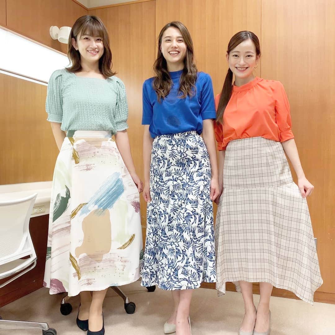TBS「はやドキ！」のインスタグラム：「金曜日メンバーです🎵  それぞれのスカートの柄にも個性出ていてかわいいですね☺️  皆川  #ootd #fashion #金井憧れ #山形純菜 #アナウンサー #よなおまほ #與猶茉穂 #気象予報士 #はやドキ #tbs」