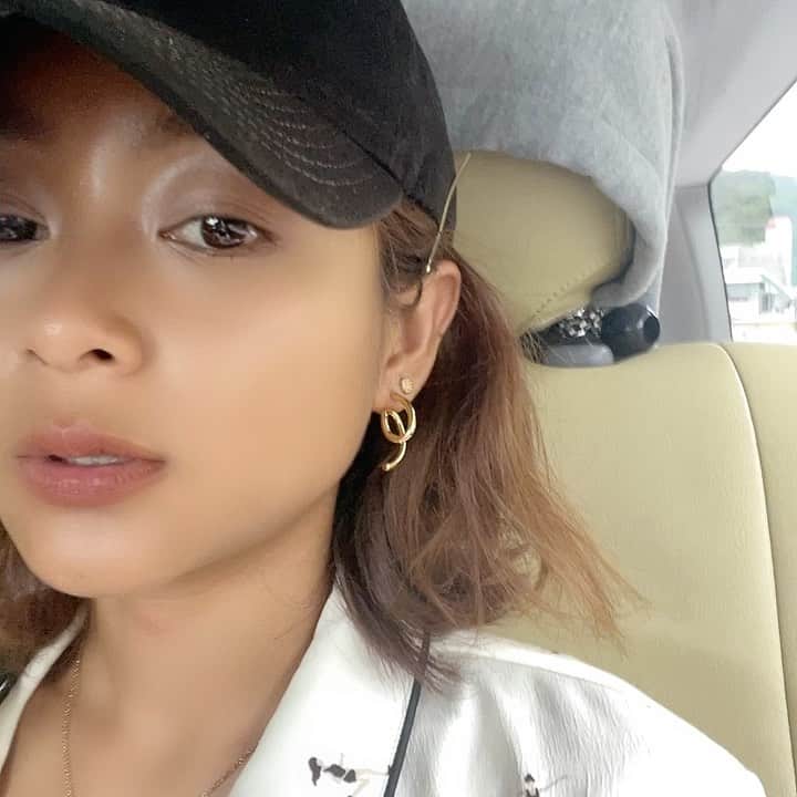 脇田恵子のインスタグラム：「座間味遊び行ってきました☺️ みんな遊びに来れる場所作りのため リサーチも大事ですね脱引きこもりして わきわきしよー！  座間味TRIPは日焼け止めに ハイライターとリップだけ😇！  #10tuneマルチハイライター  01 nude pink  コスメポーチが軽くなった分お洋服いっぱい持ってけた☺️  緊急事態宣言発令されてしまったけど、 各地方コロナに負けず頑張ろうねぇ  私が住んでる一ノ宮近辺もこれからがシーズンどうなることやら😀」