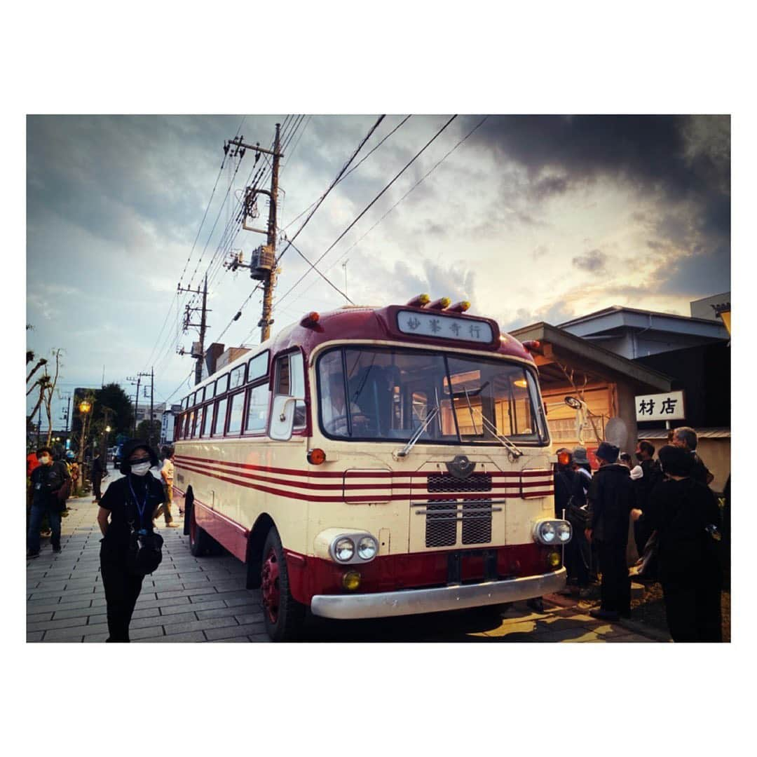 中山忍さんのインスタグラム写真 - (中山忍Instagram)「記憶の中のお母さんです  映画「いのちの停車場」にて 吉永小百合さん演ずる 主人公・咲和子が幼い頃を思い出すシーン  思い出の停車場で 咲和子の幼少期を演じた 元気いっぱい天真爛漫な 鈴木咲ちゃんと  南杏子先生の原作では 咲和子のお母さんは 料理上手でシルクのスカーフを たくさん持っていたおしゃれな人  衣装合わせのときにリクエストして スカーフを合わせることになりました  その瞬間が愛おしい 私の中で忘れられない作品となりました  #いのちの停車場  是非ご覧くださいませ」5月24日 13時37分 - _shinobu_nakayama_