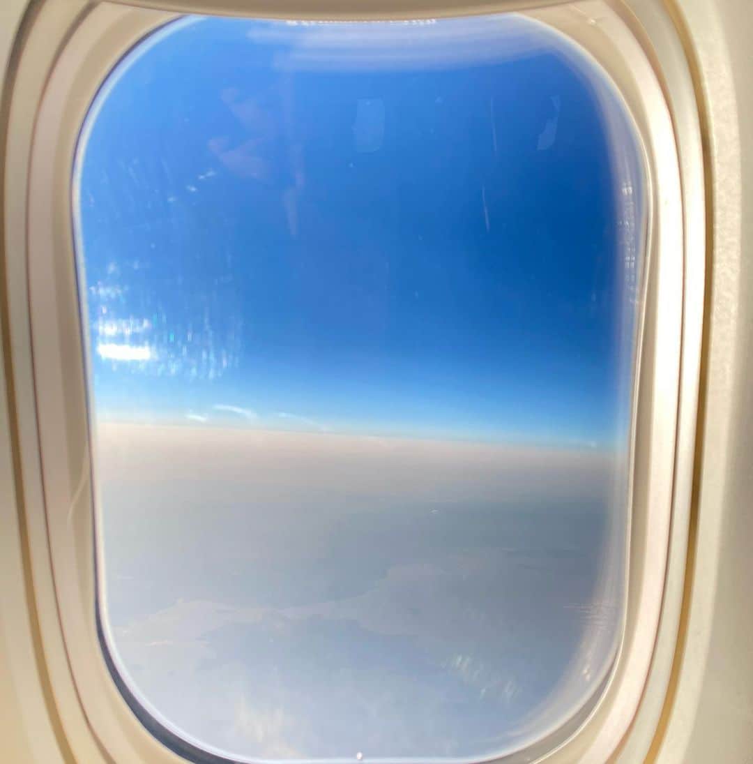 白石小百合さんのインスタグラム写真 - (白石小百合Instagram)「. 雲平線 っていうのかな?? 虹のような線がとっても綺麗✨✨飛行機に乗ったら窓際を選択する理由は空が好きだから💕どこまででも自由に羽ばたけるような日が早く来ますようにっ✈️🚀  ✴︎福岡の皆さま、ありがとうございました〜！@whitte_official POPUP はあと２日！２５日火曜日までの開催です。 #いつかの空 #空 #空が好き #青空 #澄んだ空 #飛行機 #窓から見える景色 #世界は繋がっている #空の色 #スカイブルー #sky #skyphotography #skylovers #airplane」5月24日 14時06分 - sayurishirais