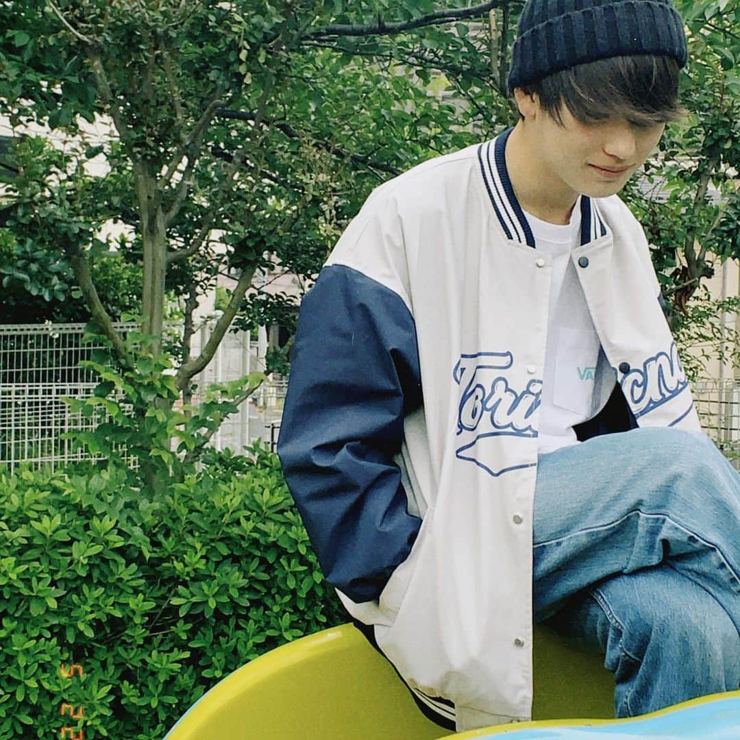 古野瑛のインスタグラム：「公園でエモくなってみた！ このスタジャンめっちゃオシャレ！今から夏で昼間は着れなくなるかもしれないけど、スタジャンにしては記事薄いから、夏場の夜肌寒い時とか羽織るといいかも！チェックしてね！  #ロゴスタジャン」