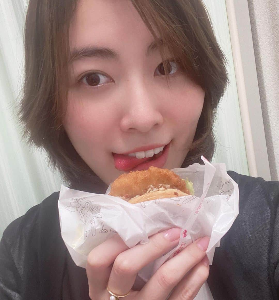 松井珠理奈さんのインスタグラム写真 - (松井珠理奈Instagram)「真鯛カツうまーい😍😍😍  #モスバーガー  #mosburger  #yummy  #อร่อย #맛있어  #enak  #hamburger  #fish  #burger  #love #likeit  #delicious  #😋 @mosburger_japan」5月24日 15時17分 - jurinamatsui3