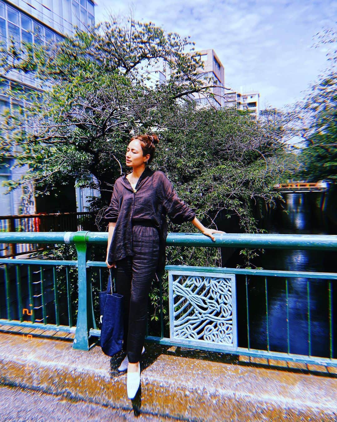 佐田真由美さんのインスタグラム写真 - (佐田真由美Instagram)「気持ち良い太陽だった🌞 暑かったけれど… やはり太陽の力は凄い！ 色んな事を 浄化してくれる ましてや栄養にさえなる。 器でかいな… 世の中は違うかもだが、やはりこんがり日焼け 好きです。 さて 今日の #さだまゆコーデ  @milaowen_official  のチョコレート色のセットアップ！ 最高！ 透け感あるので夏でも重さが無い感じ  編み編みの真っ白な靴 @inscrire_official  チョコレート色の服に真っ白な小物ってとても好き。 なんでだ？ バッグ @apc_paris  ✖︎ @sacaiofficial  リバーシブルで使えて、中はMA1みたいな生地だよ！ ネックレスは @enasoluna_official  遊チャーム 可愛い❣️ 遊びたいー‼️」5月24日 15時40分 - sadamayumi