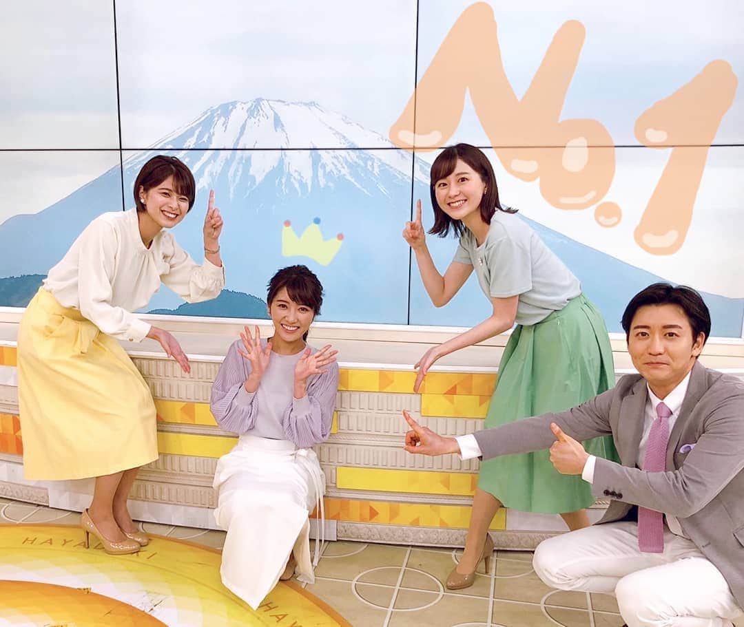 TBS「はやドキ！」のインスタグラム：「気象予報士の久保井さんが、﻿ 「美人すぎるお天気キャスターランキング」で１位に👑﻿ 1番にピッタリな、美しい富士山の前で記念撮影を㊗️﻿ ﻿ 恐縮する久保井さんを、月曜メンバーで真ん中に引っ張り出しました😁(笑)﻿ ﻿ 若林﻿ ﻿ #月曜日﻿ #山本匠晃﻿ #若林有子﻿ #山本里咲﻿ #アナウンサー﻿ #久保井朝美﻿ #気象予報士﻿ #お天気キャスター﻿ #1番﻿ #はやドキ﻿ #tbs」